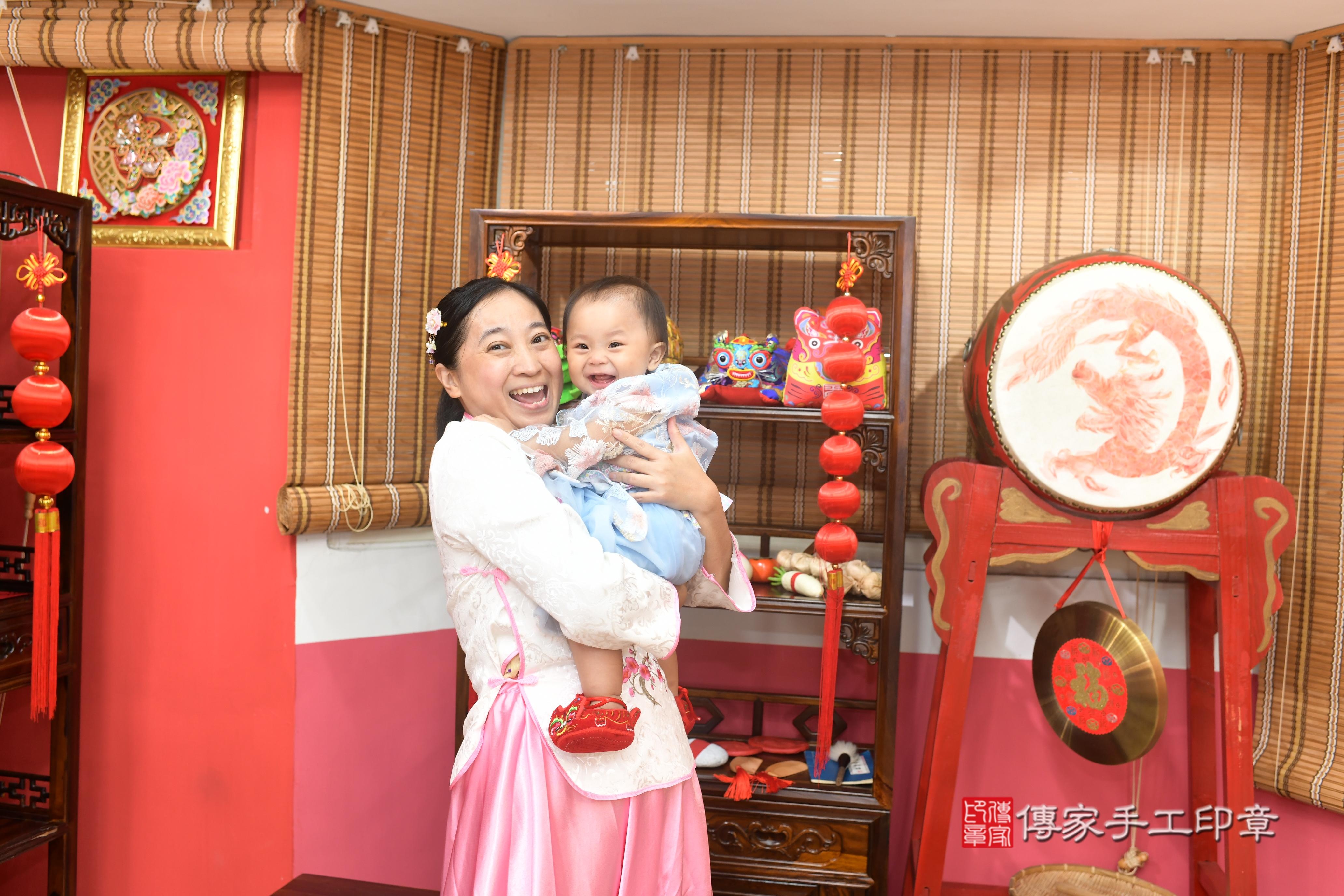 傳家手工印章高雄店、抓周、度脺、中國風會場、傳家嬰兒古禮、吉祥話、抓周道具物品24種、拍照。抓周證書。寶寶抓周、滿周歲、生日快樂、祝福 傳家手工印章高雄店、抓周、度脺、中國風會場、傳家嬰兒古禮、吉祥話、抓周道具物品24種、拍照。抓周證書。寶寶抓周、滿周歲、生日快樂、祝福