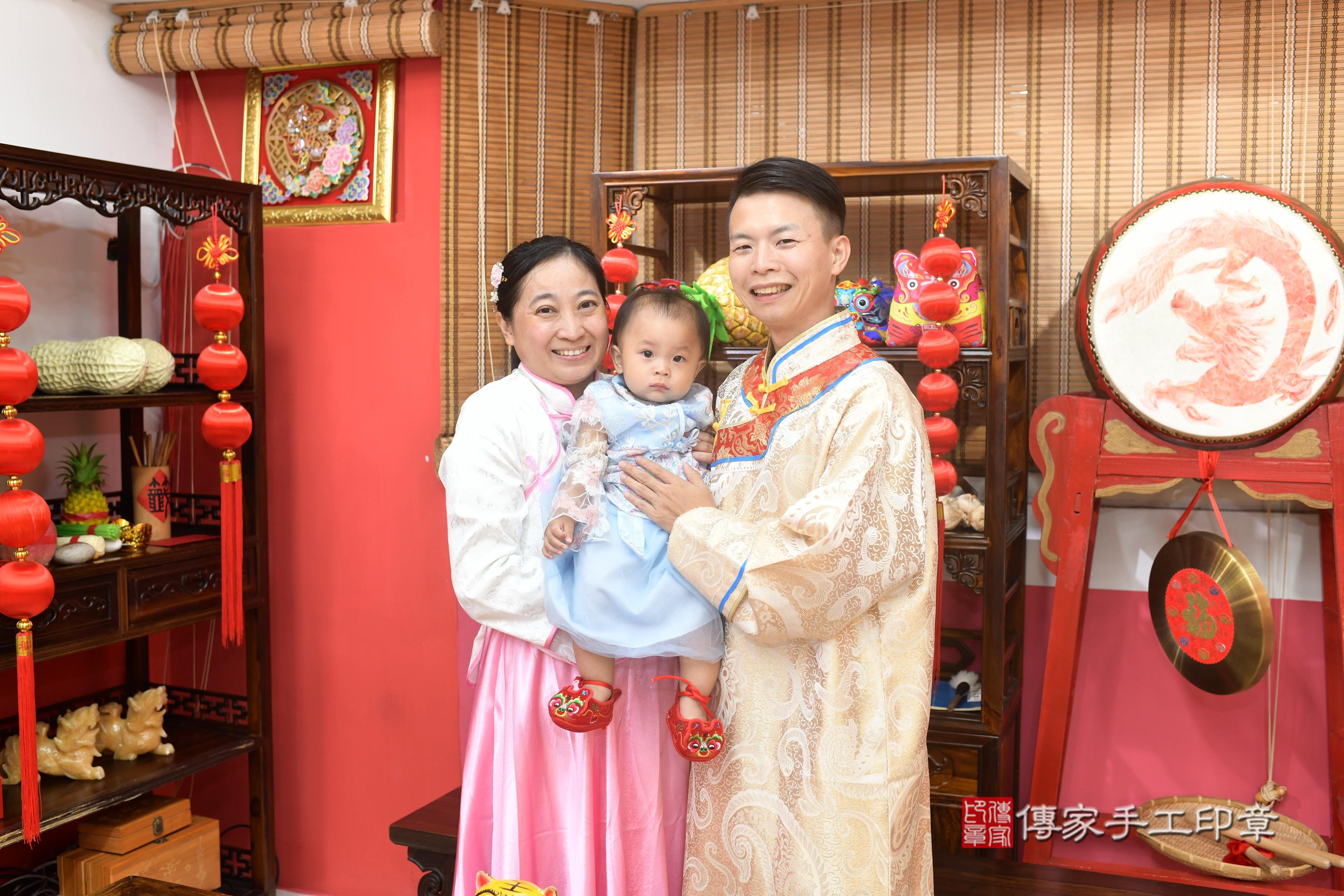 傳家手工印章高雄店、抓周、度脺、中國風會場、傳家嬰兒古禮、吉祥話、抓周道具物品24種、拍照。抓周證書。寶寶抓周、滿周歲、生日快樂、祝福 傳家手工印章高雄店、抓周、度脺、中國風會場、傳家嬰兒古禮、吉祥話、抓周道具物品24種、拍照。抓周證書。寶寶抓周、滿周歲、生日快樂、祝福