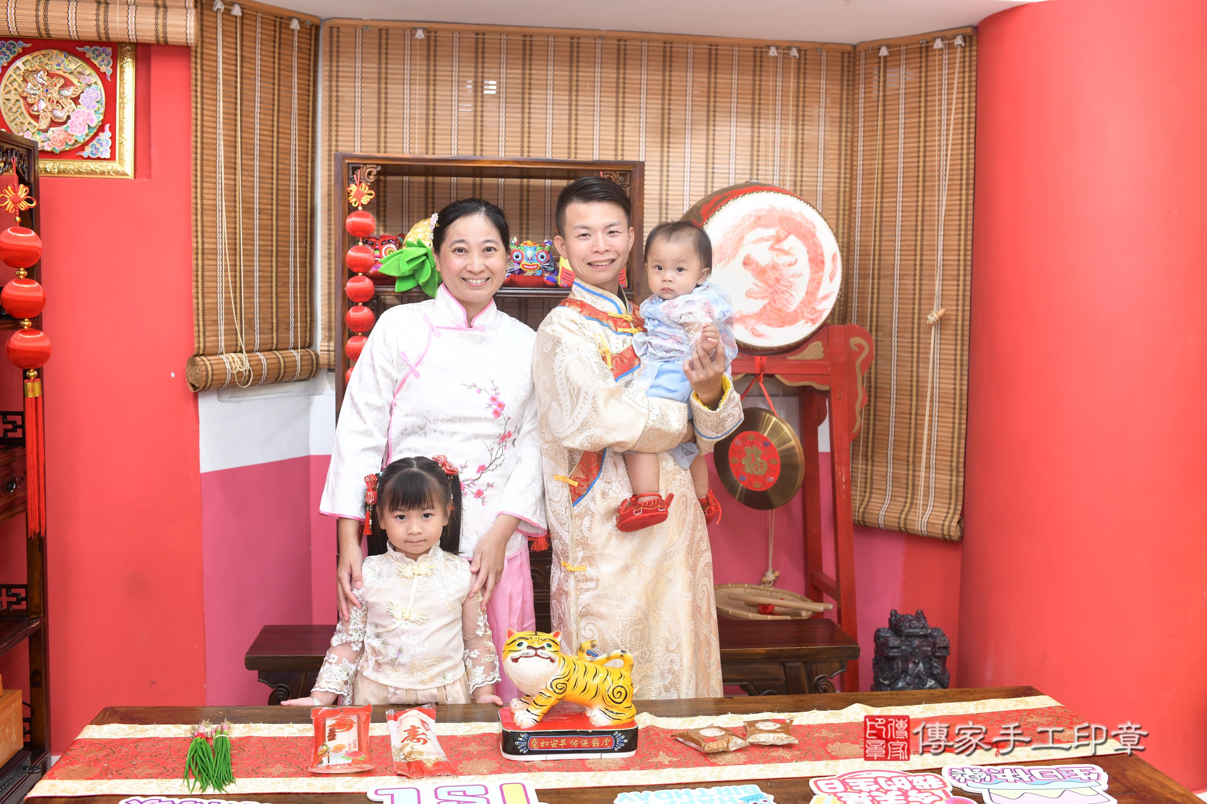 傳家手工印章高雄店、抓周、度脺、中國風會場、傳家嬰兒古禮、吉祥話、抓周道具物品24種、拍照。抓周證書。寶寶抓周、滿周歲、生日快樂、祝福 傳家手工印章高雄店、抓周、度脺、中國風會場、傳家嬰兒古禮、吉祥話、抓周道具物品24種、拍照。抓周證書。寶寶抓周、滿周歲、生日快樂、祝福