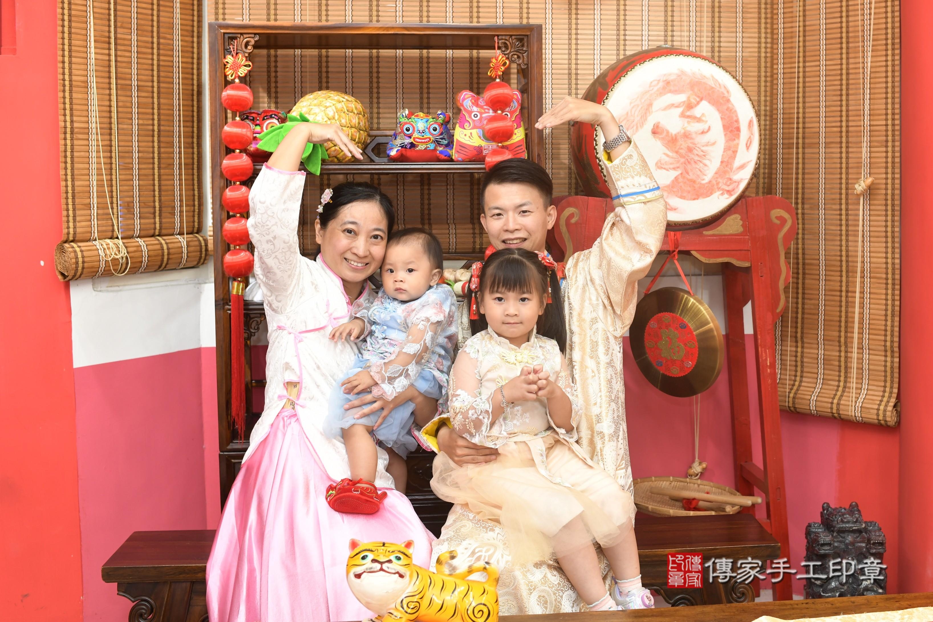 傳家手工印章高雄店、抓周、度脺、中國風會場、傳家嬰兒古禮、吉祥話、抓周道具物品24種、拍照。抓周證書。寶寶抓周、滿周歲、生日快樂、祝福 傳家手工印章高雄店、抓周、度脺、中國風會場、傳家嬰兒古禮、吉祥話、抓周道具物品24種、拍照。抓周證書。寶寶抓周、滿周歲、生日快樂、祝福