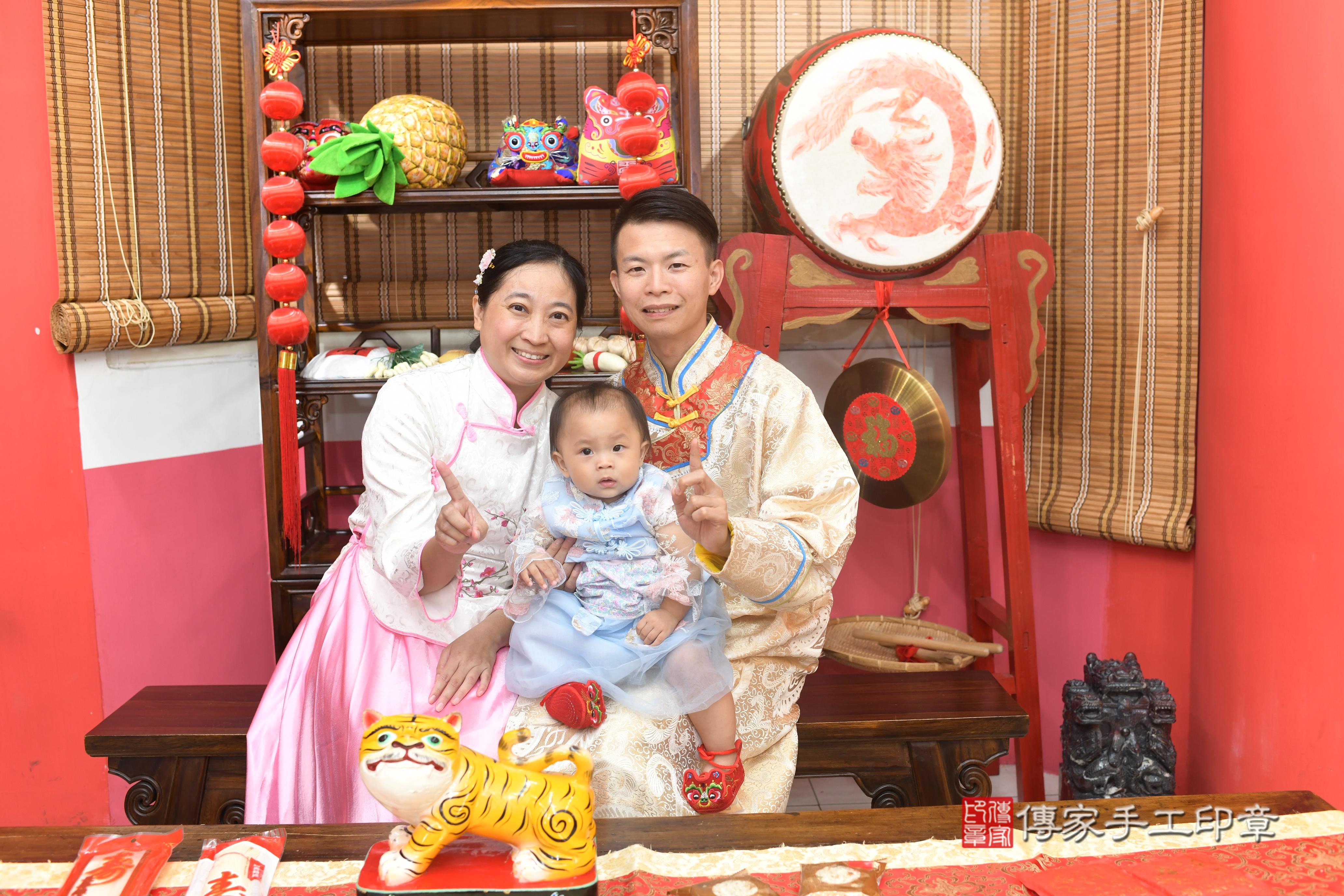 傳家手工印章高雄店、抓周、度脺、中國風會場、傳家嬰兒古禮、吉祥話、抓周道具物品24種、拍照。抓周證書。寶寶抓周、滿周歲、生日快樂、祝福 傳家手工印章高雄店、抓周、度脺、中國風會場、傳家嬰兒古禮、吉祥話、抓周道具物品24種、拍照。抓周證書。寶寶抓周、滿周歲、生日快樂、祝福