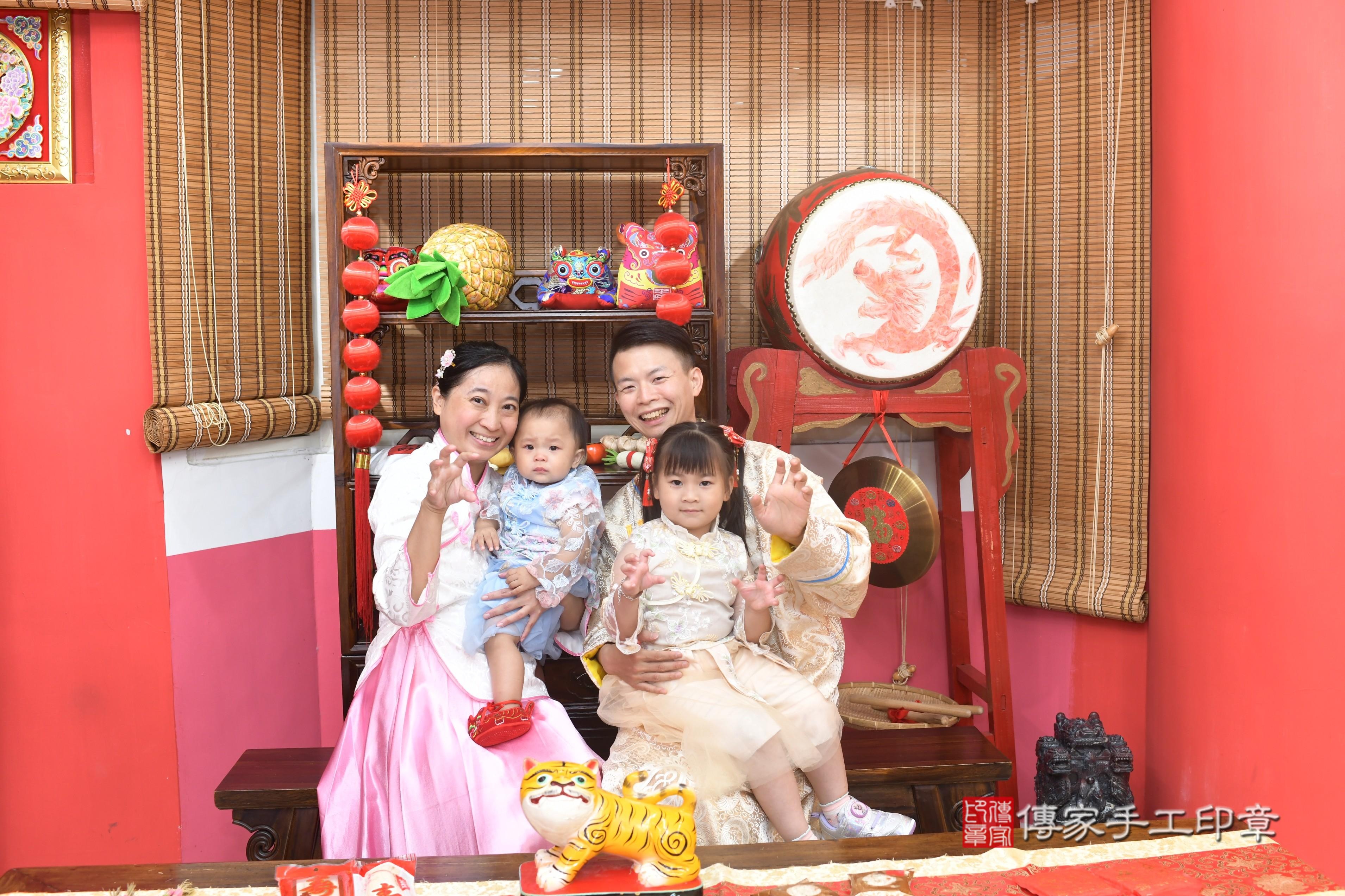 傳家手工印章高雄店、抓周、度脺、中國風會場、傳家嬰兒古禮、吉祥話、抓周道具物品24種、拍照。抓周證書。寶寶抓周、滿周歲、生日快樂、祝福 傳家手工印章高雄店、抓周、度脺、中國風會場、傳家嬰兒古禮、吉祥話、抓周道具物品24種、拍照。抓周證書。寶寶抓周、滿周歲、生日快樂、祝福