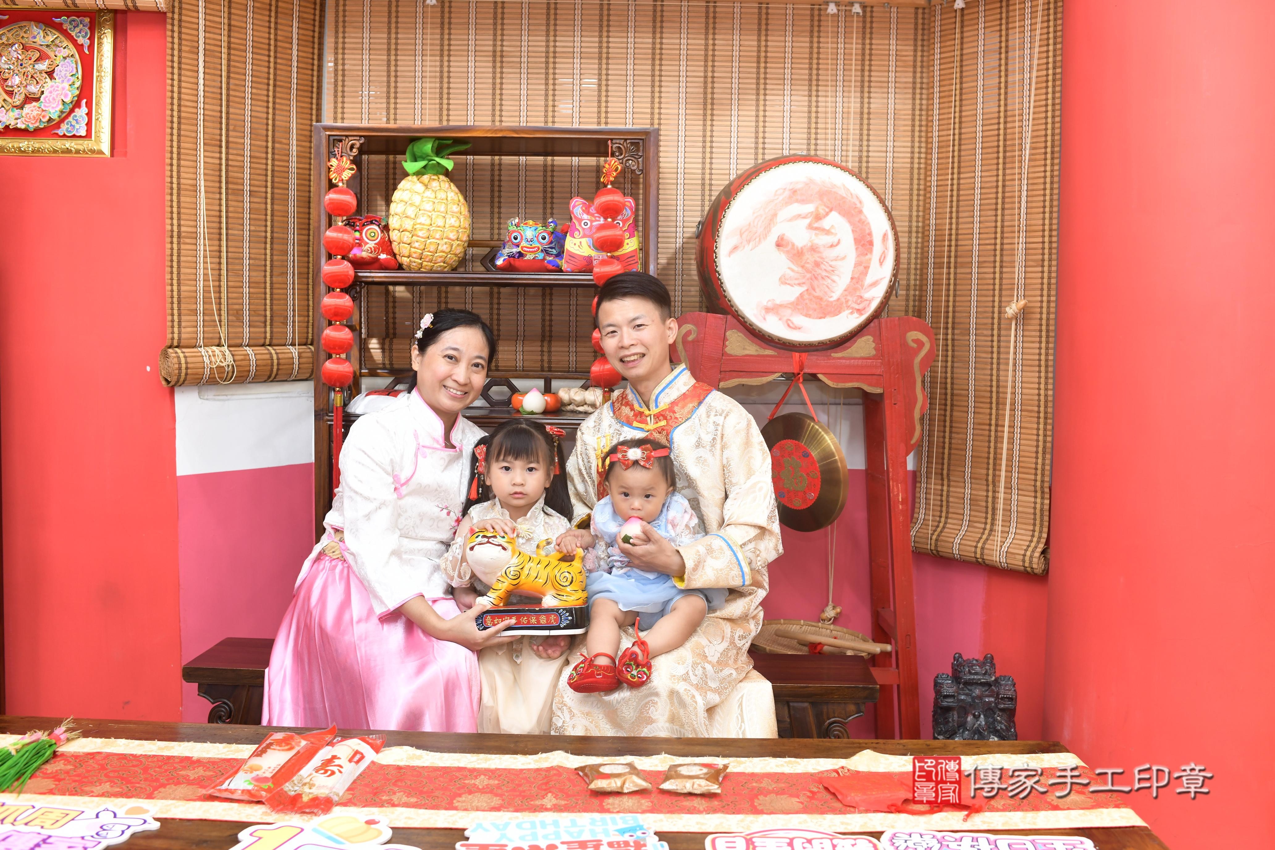 傳家手工印章高雄店、抓周、度脺、中國風會場、傳家嬰兒古禮、吉祥話、抓周道具物品24種、拍照。抓周證書。寶寶抓周、滿周歲、生日快樂、祝福 傳家手工印章高雄店、抓周、度脺、中國風會場、傳家嬰兒古禮、吉祥話、抓周道具物品24種、拍照。抓周證書。寶寶抓周、滿周歲、生日快樂、祝福