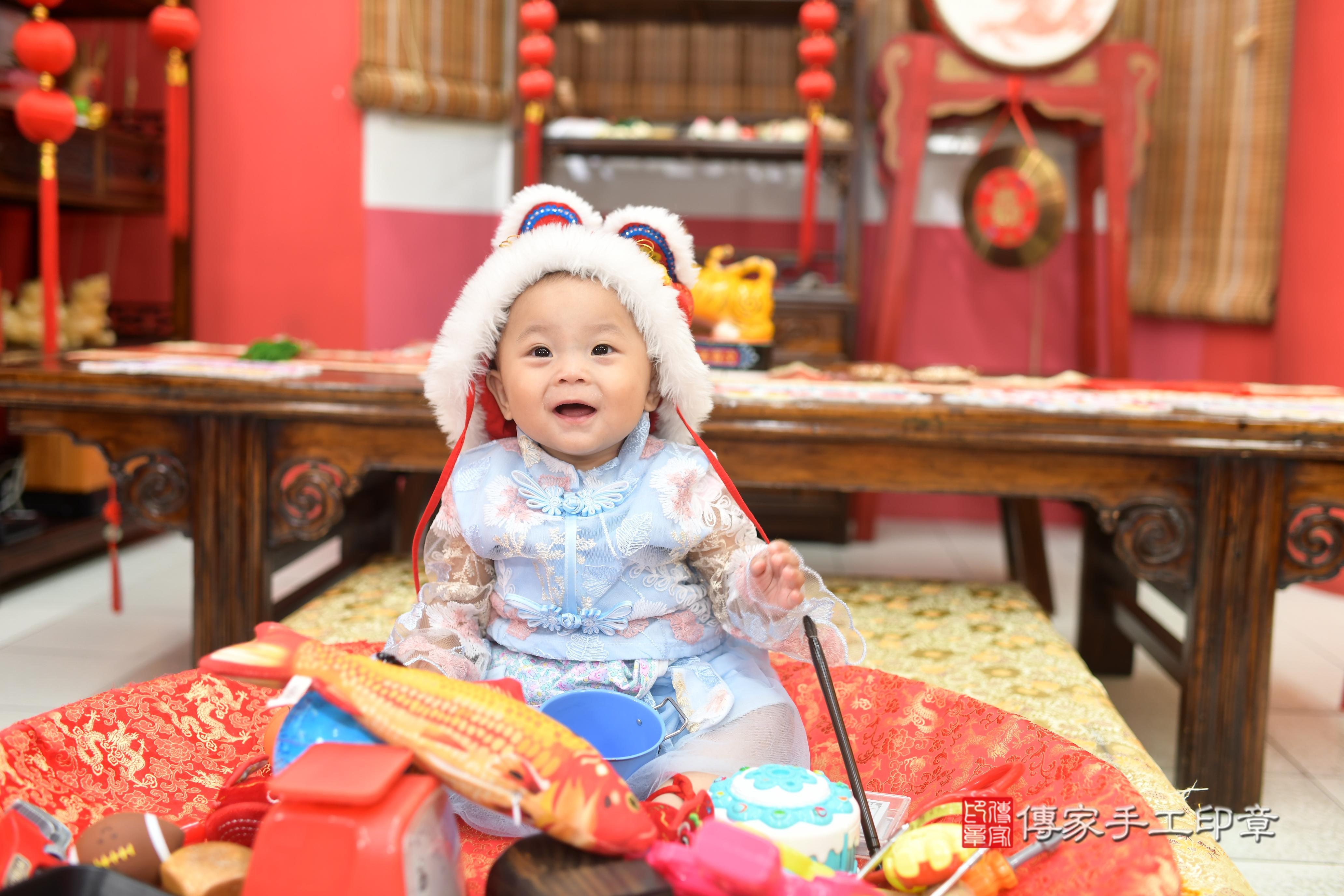 傳家手工印章高雄店、抓周、度脺、中國風會場、傳家嬰兒古禮、吉祥話、抓周道具物品24種、拍照。抓周證書。寶寶抓周、滿周歲、生日快樂、祝福 傳家手工印章高雄店、抓周、度脺、中國風會場、傳家嬰兒古禮、吉祥話、抓周道具物品24種、拍照。抓周證書。寶寶抓周、滿周歲、生日快樂、祝福