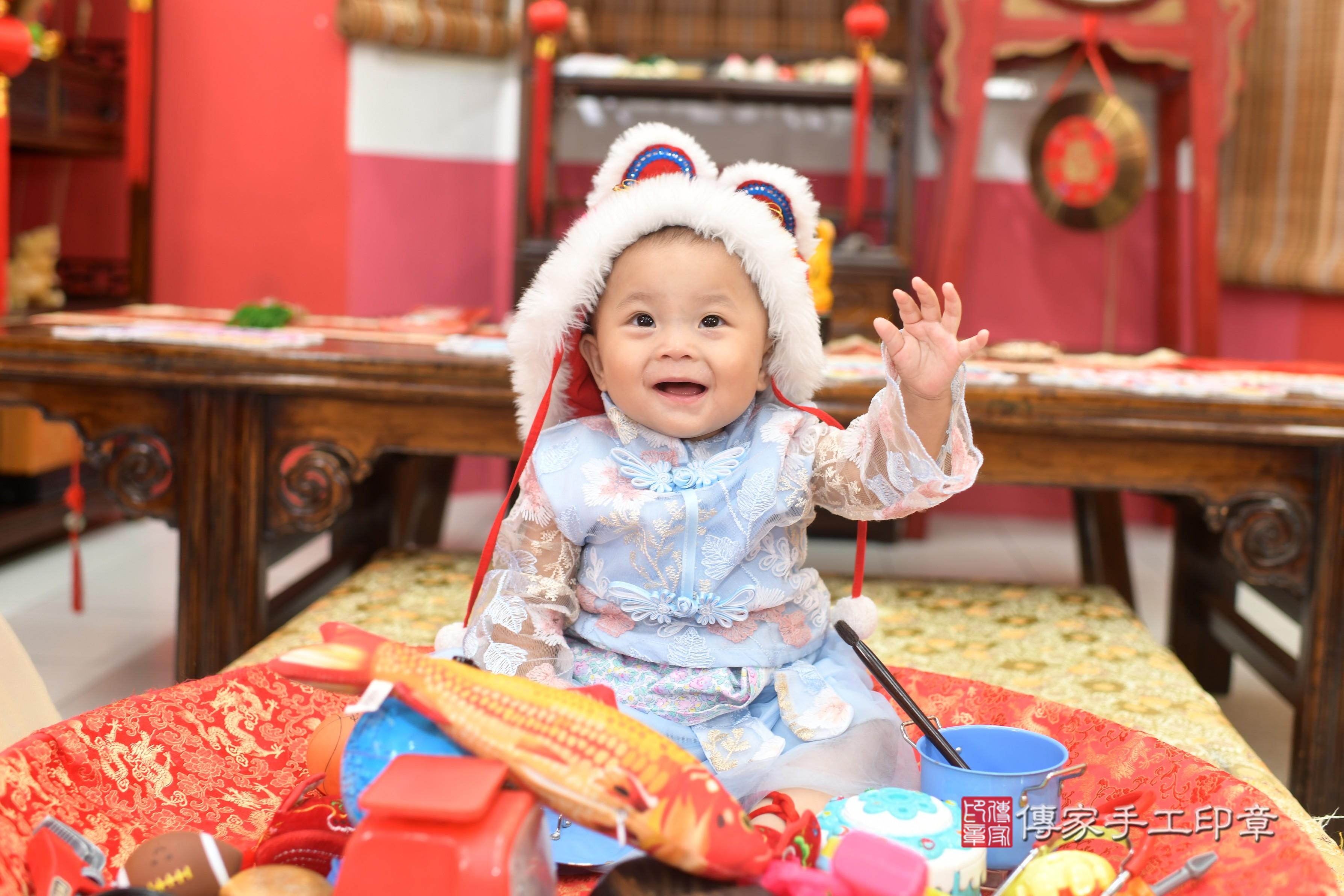 傳家手工印章高雄店、抓周、度脺、中國風會場、傳家嬰兒古禮、吉祥話、抓周道具物品24種、拍照。抓周證書。寶寶抓周、滿周歲、生日快樂、祝福 傳家手工印章高雄店、抓周、度脺、中國風會場、傳家嬰兒古禮、吉祥話、抓周道具物品24種、拍照。抓周證書。寶寶抓周、滿周歲、生日快樂、祝福