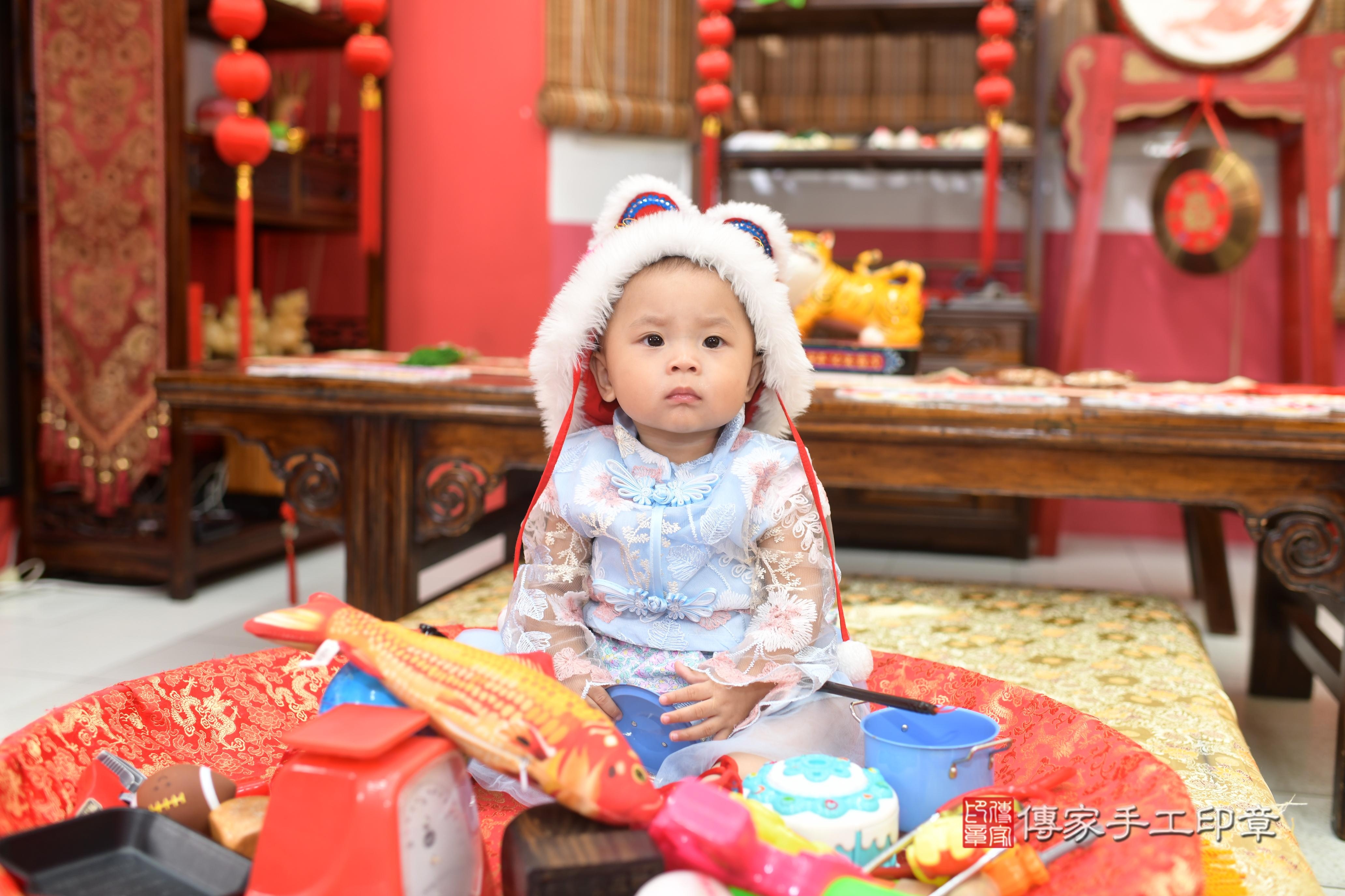 傳家手工印章高雄店、抓周、度脺、中國風會場、傳家嬰兒古禮、吉祥話、抓周道具物品24種、拍照。抓周證書。寶寶抓周、滿周歲、生日快樂、祝福 傳家手工印章高雄店、抓周、度脺、中國風會場、傳家嬰兒古禮、吉祥話、抓周道具物品24種、拍照。抓周證書。寶寶抓周、滿周歲、生日快樂、祝福