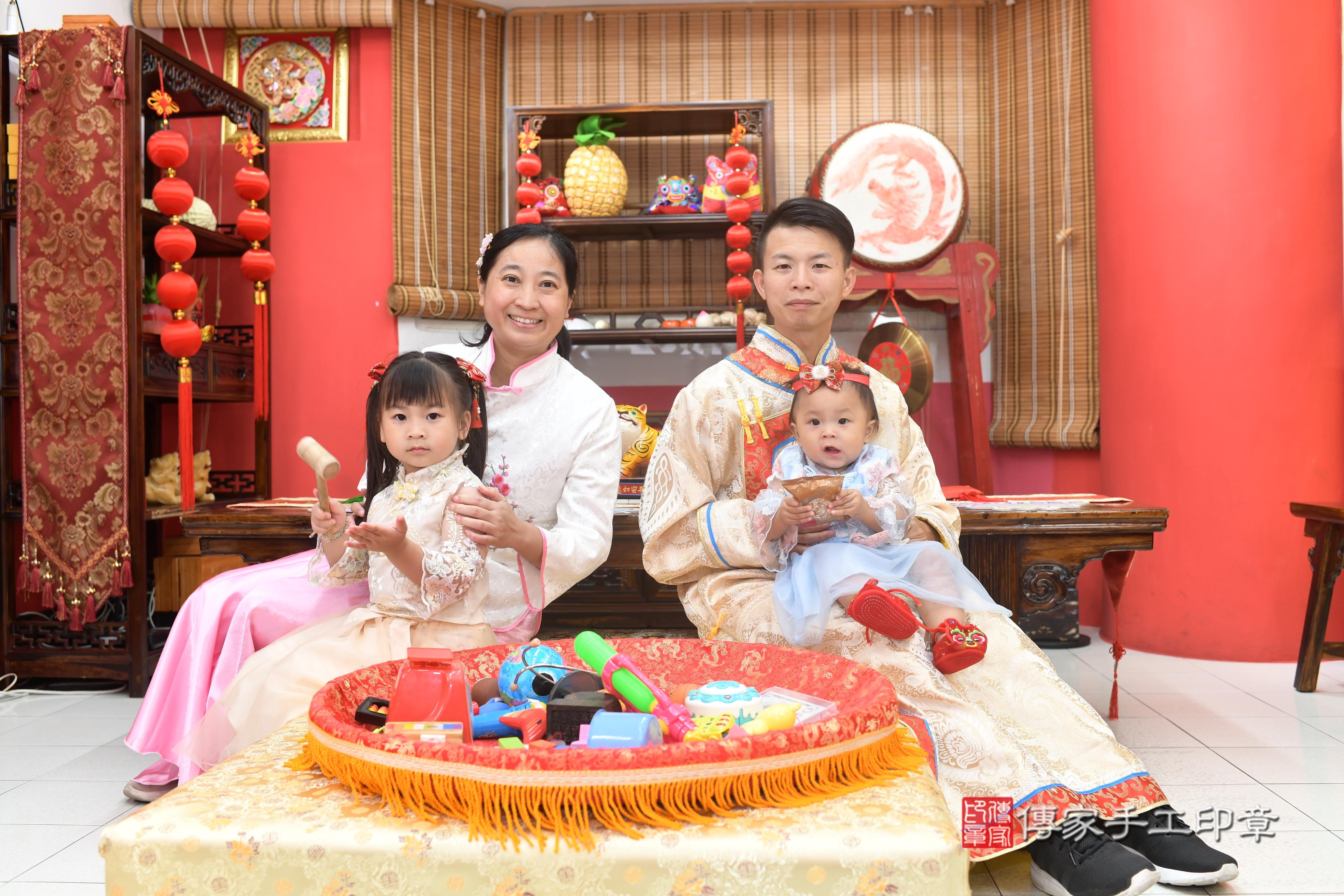 傳家手工印章高雄店、抓周、度脺、中國風會場、傳家嬰兒古禮、吉祥話、抓周道具物品24種、拍照。抓周證書。寶寶抓周、滿周歲、生日快樂、祝福 傳家手工印章高雄店、抓周、度脺、中國風會場、傳家嬰兒古禮、吉祥話、抓周道具物品24種、拍照。抓周證書。寶寶抓周、滿周歲、生日快樂、祝福