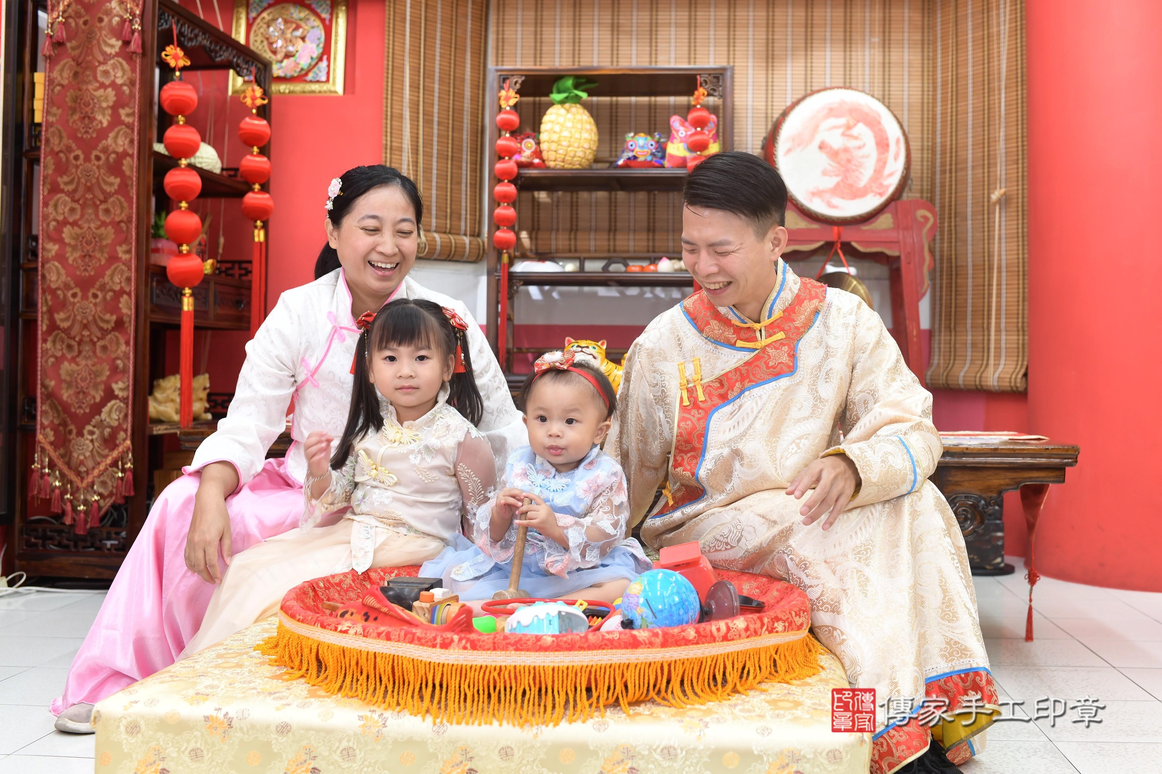 傳家手工印章高雄店、抓周、度脺、中國風會場、傳家嬰兒古禮、吉祥話、抓周道具物品24種、拍照。抓周證書。寶寶抓周、滿周歲、生日快樂、祝福 傳家手工印章高雄店、抓周、度脺、中國風會場、傳家嬰兒古禮、吉祥話、抓周道具物品24種、拍照。抓周證書。寶寶抓周、滿周歲、生日快樂、祝福