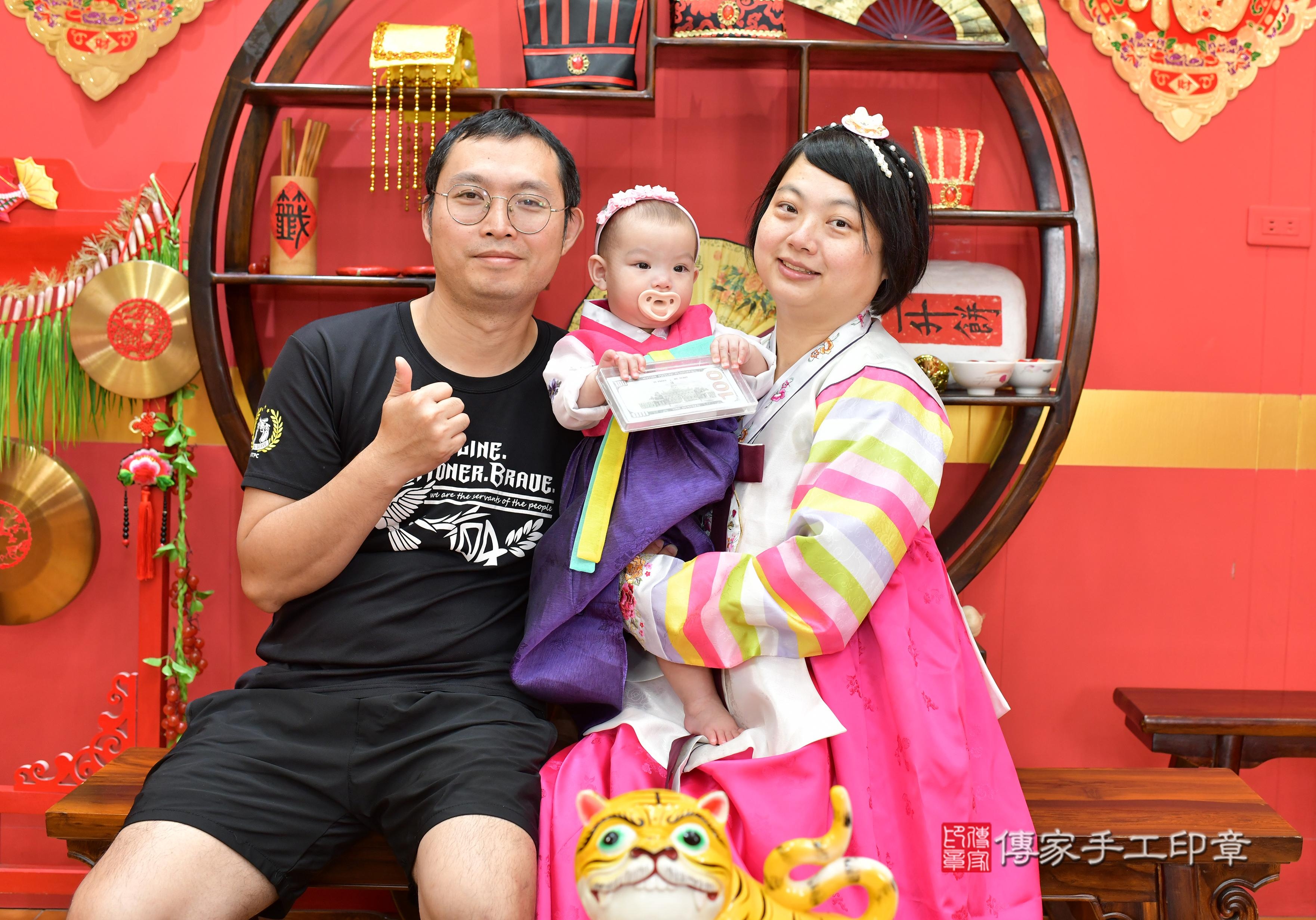 傳家手工印章桃園店、抓周、度脺、美式風會場、傳家嬰兒古禮、吉祥話、抓周道具物品24種、拍照。抓周證書。寶寶抓周、滿周歲、生日快樂、祝福 傳家手工印章桃園店、抓周、度脺、美式風會場、傳家嬰兒古禮、吉祥話、抓周道具物品24種、拍照。抓周證書。寶寶抓周、滿周歲、生日快樂、祝福