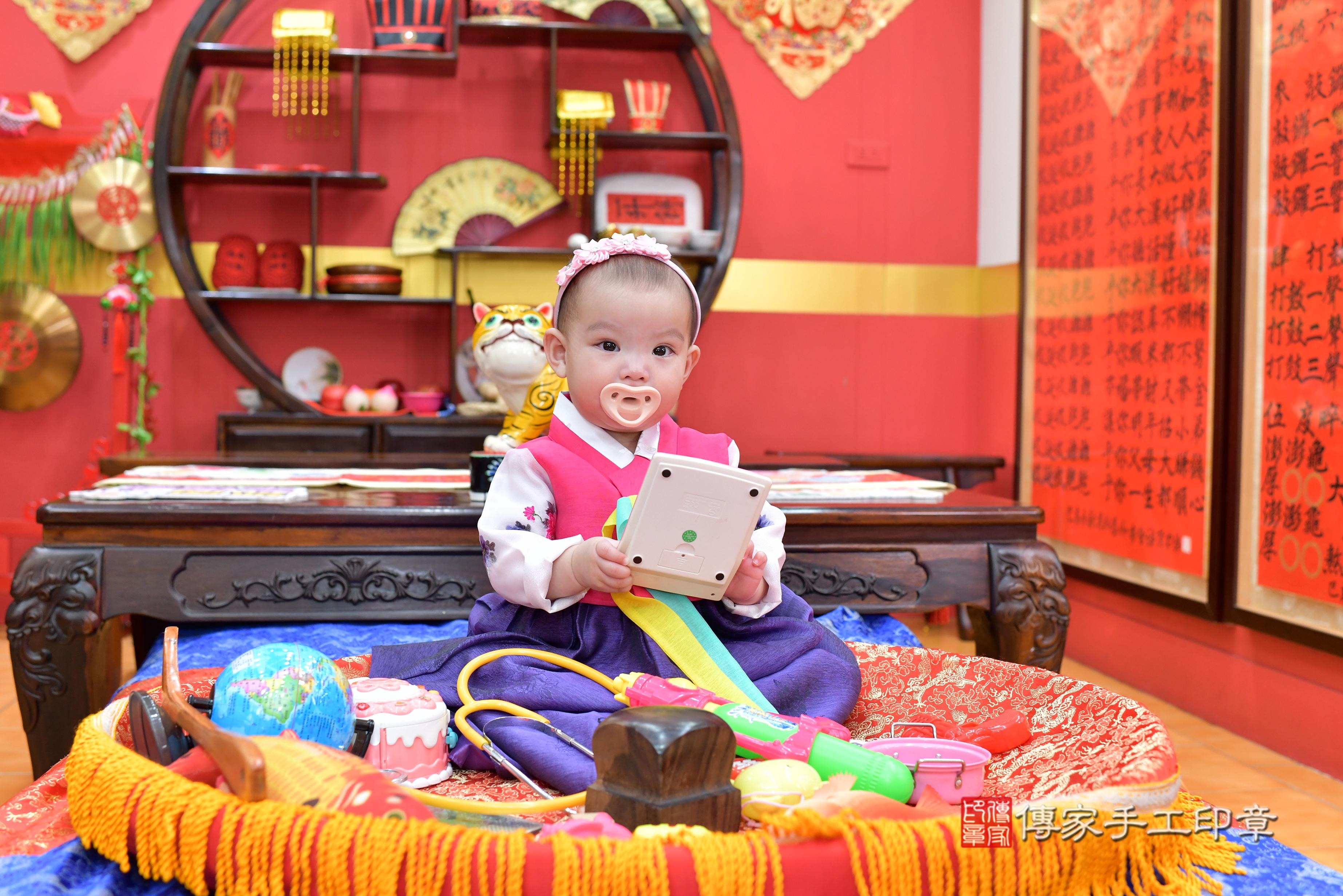 傳家手工印章桃園店、抓周、度脺、美式風會場、傳家嬰兒古禮、吉祥話、抓周道具物品24種、拍照。抓周證書。寶寶抓周、滿周歲、生日快樂、祝福 傳家手工印章桃園店、抓周、度脺、美式風會場、傳家嬰兒古禮、吉祥話、抓周道具物品24種、拍照。抓周證書。寶寶抓周、滿周歲、生日快樂、祝福