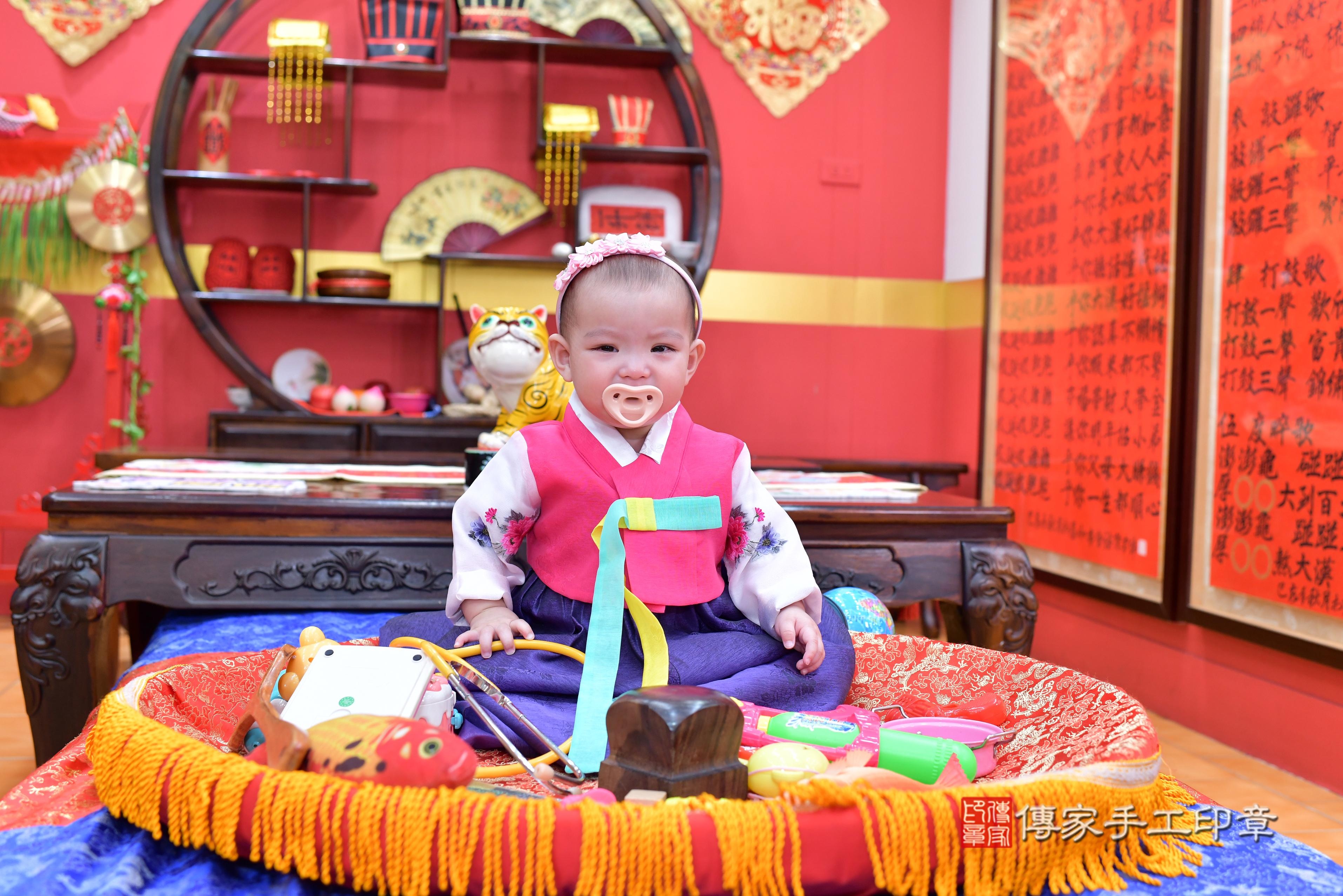 傳家手工印章桃園店、抓周、度脺、美式風會場、傳家嬰兒古禮、吉祥話、抓周道具物品24種、拍照。抓周證書。寶寶抓周、滿周歲、生日快樂、祝福 傳家手工印章桃園店、抓周、度脺、美式風會場、傳家嬰兒古禮、吉祥話、抓周道具物品24種、拍照。抓周證書。寶寶抓周、滿周歲、生日快樂、祝福