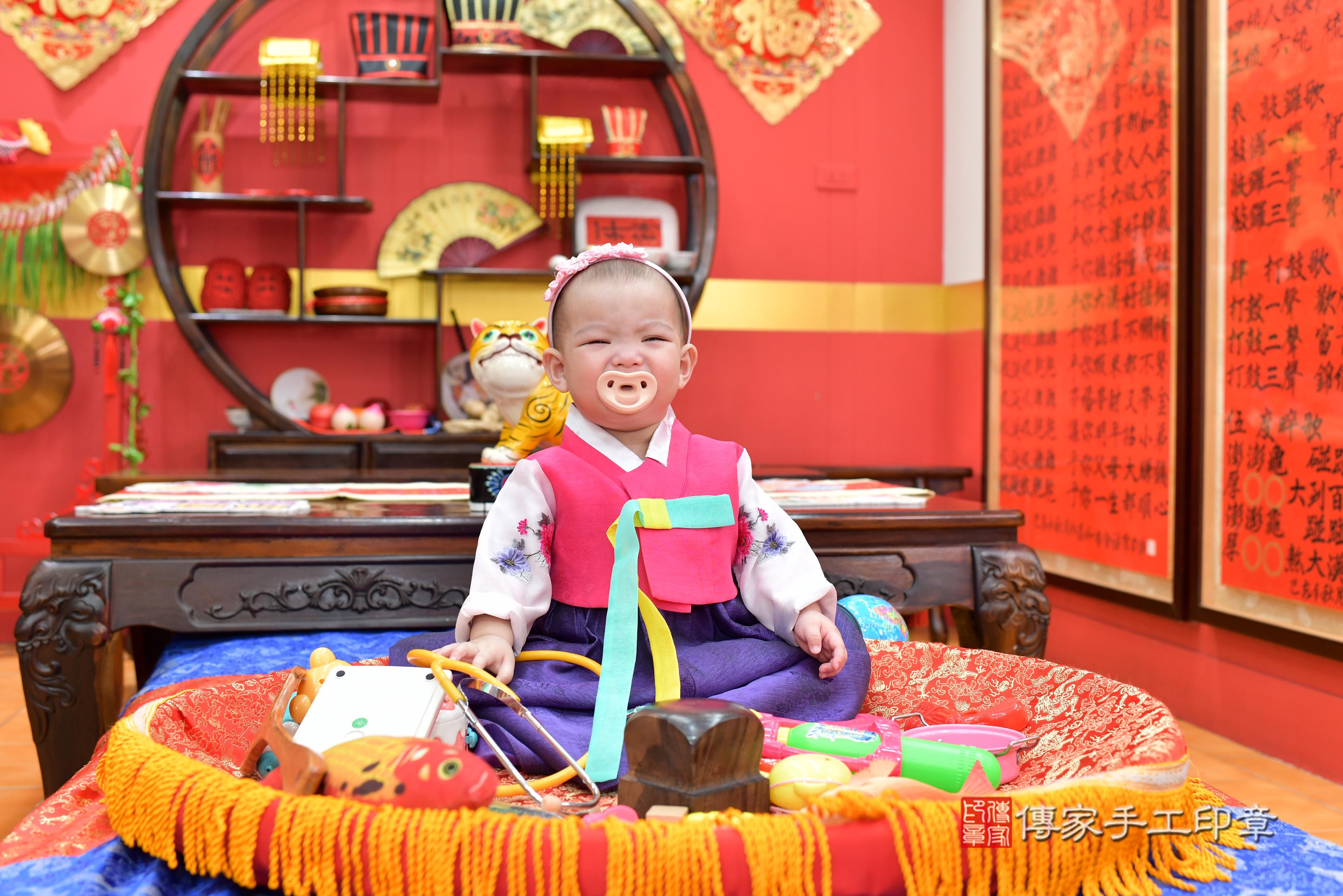 傳家手工印章桃園店、抓周、度脺、美式風會場、傳家嬰兒古禮、吉祥話、抓周道具物品24種、拍照。抓周證書。寶寶抓周、滿周歲、生日快樂、祝福 傳家手工印章桃園店、抓周、度脺、美式風會場、傳家嬰兒古禮、吉祥話、抓周道具物品24種、拍照。抓周證書。寶寶抓周、滿周歲、生日快樂、祝福