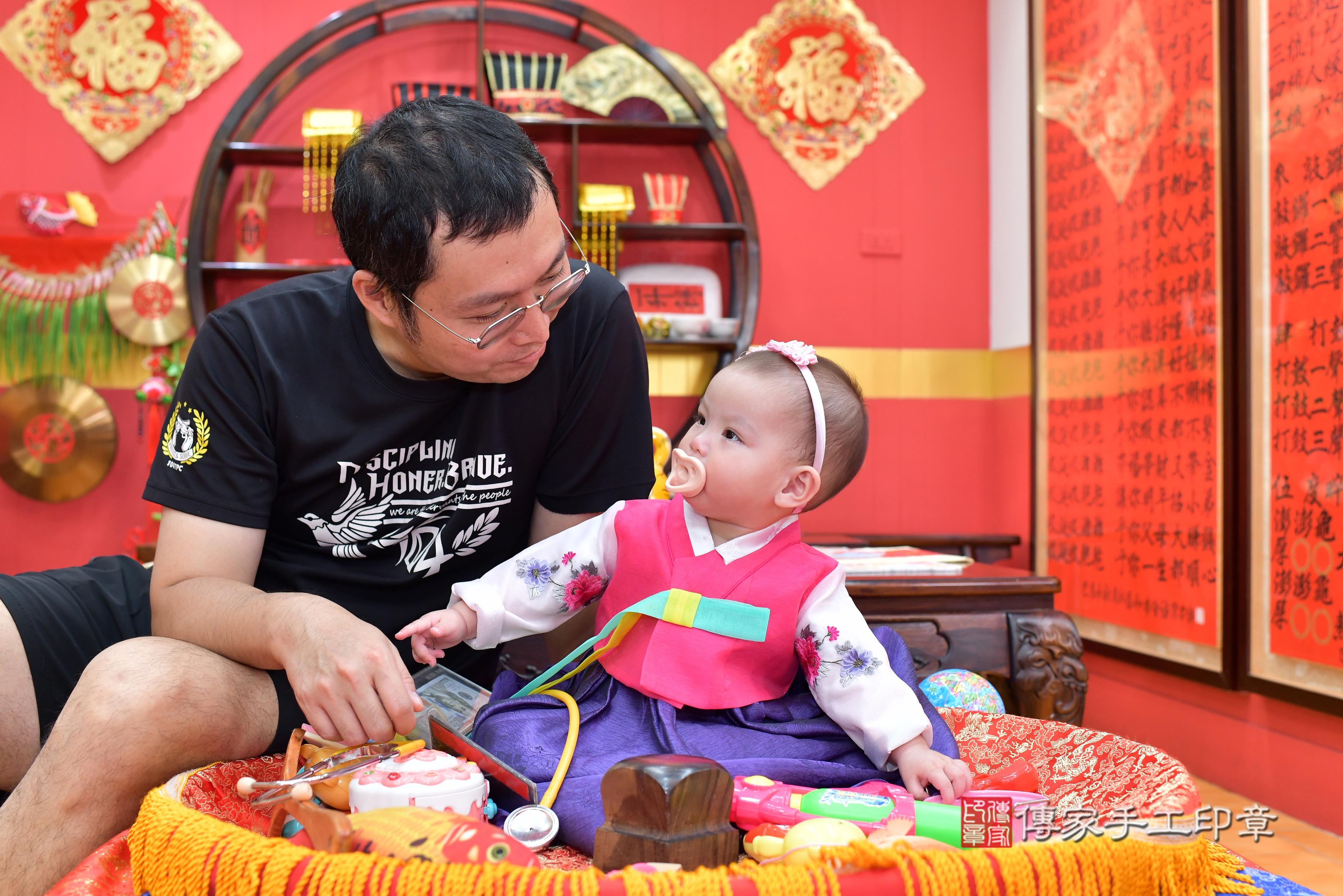 傳家手工印章桃園店、抓周、度脺、美式風會場、傳家嬰兒古禮、吉祥話、抓周道具物品24種、拍照。抓周證書。寶寶抓周、滿周歲、生日快樂、祝福 傳家手工印章桃園店、抓周、度脺、美式風會場、傳家嬰兒古禮、吉祥話、抓周道具物品24種、拍照。抓周證書。寶寶抓周、滿周歲、生日快樂、祝福