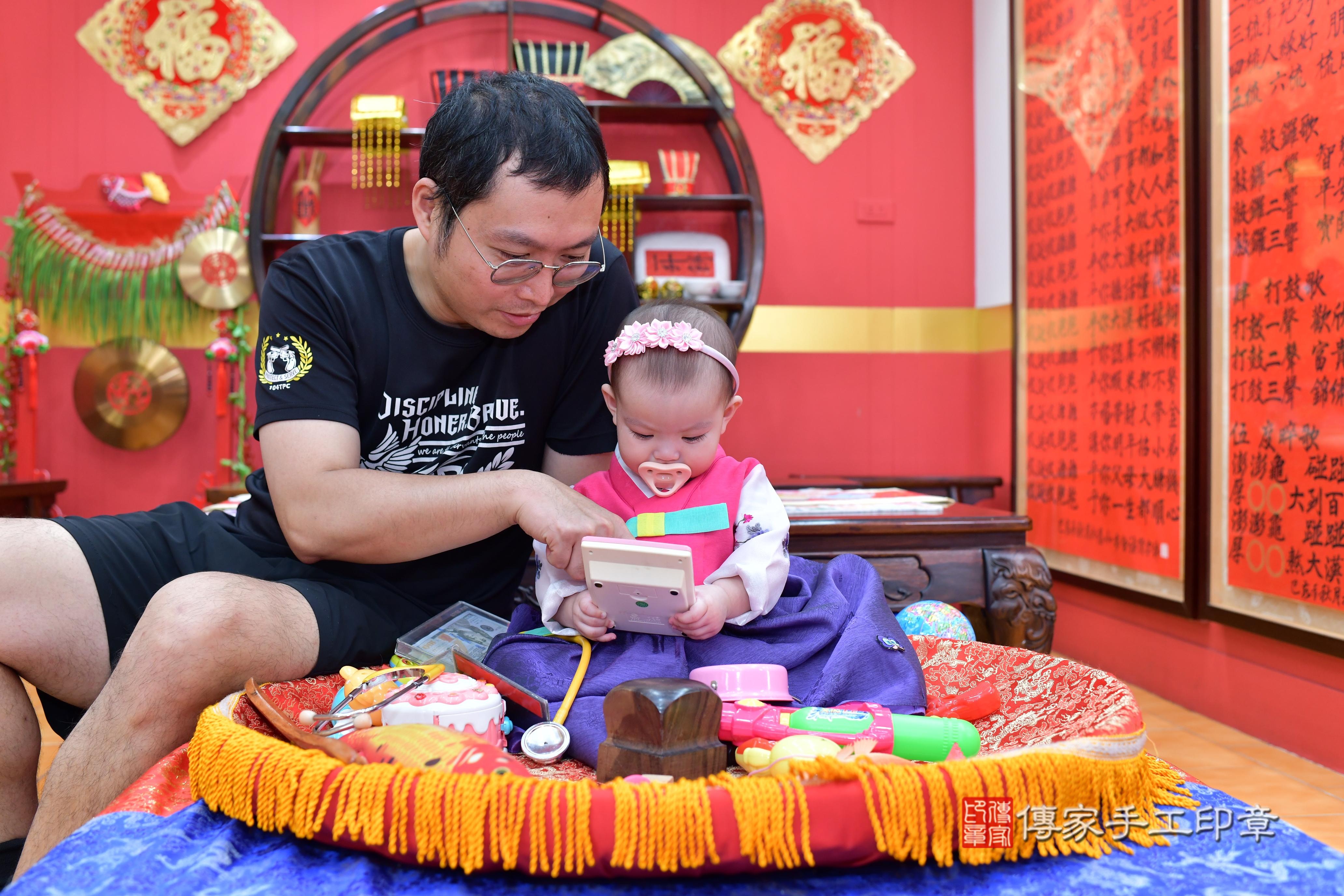 傳家手工印章桃園店、抓周、度脺、美式風會場、傳家嬰兒古禮、吉祥話、抓周道具物品24種、拍照。抓周證書。寶寶抓周、滿周歲、生日快樂、祝福 傳家手工印章桃園店、抓周、度脺、美式風會場、傳家嬰兒古禮、吉祥話、抓周道具物品24種、拍照。抓周證書。寶寶抓周、滿周歲、生日快樂、祝福