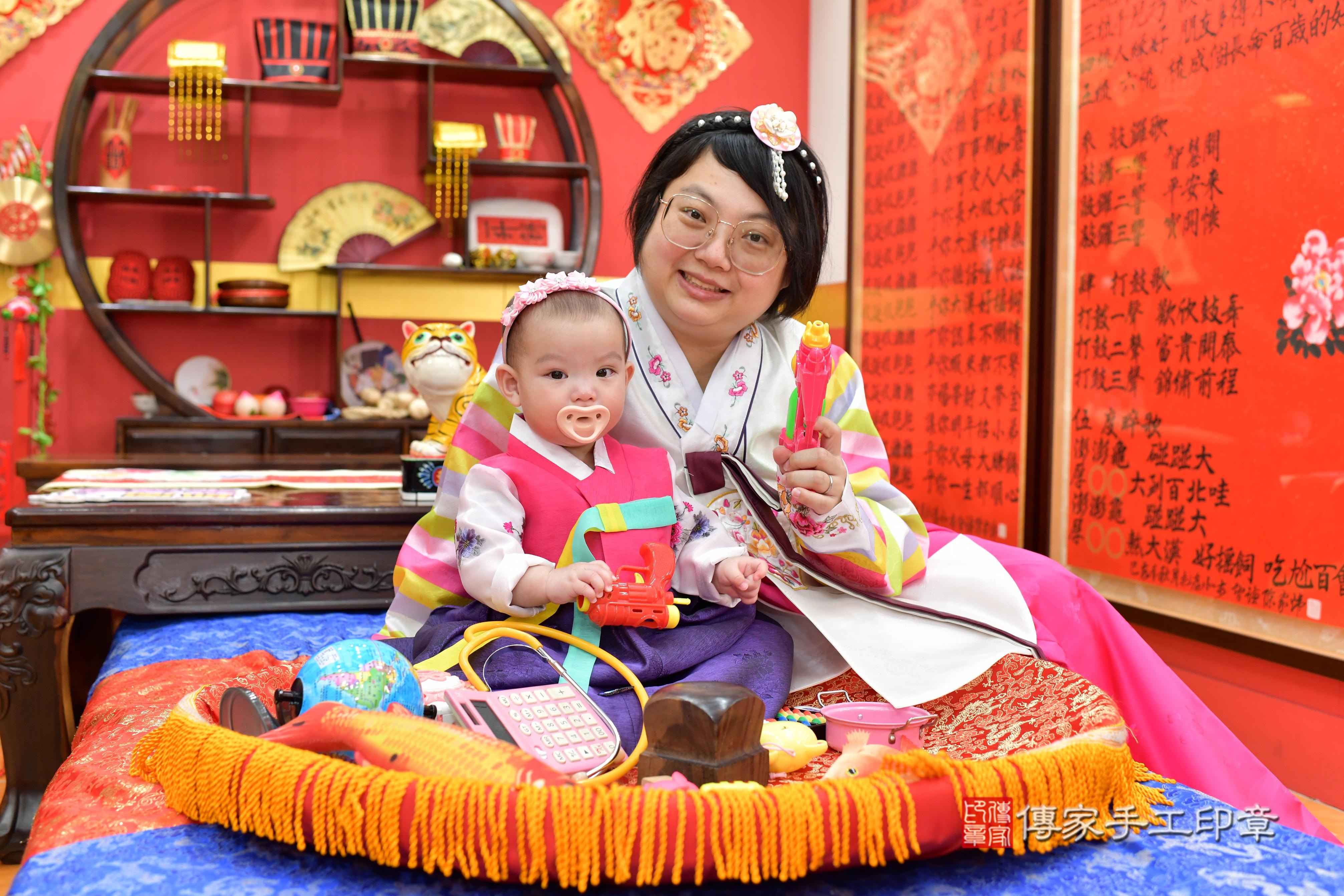 傳家手工印章桃園店、抓周、度脺、美式風會場、傳家嬰兒古禮、吉祥話、抓周道具物品24種、拍照。抓周證書。寶寶抓周、滿周歲、生日快樂、祝福 傳家手工印章桃園店、抓周、度脺、美式風會場、傳家嬰兒古禮、吉祥話、抓周道具物品24種、拍照。抓周證書。寶寶抓周、滿周歲、生日快樂、祝福