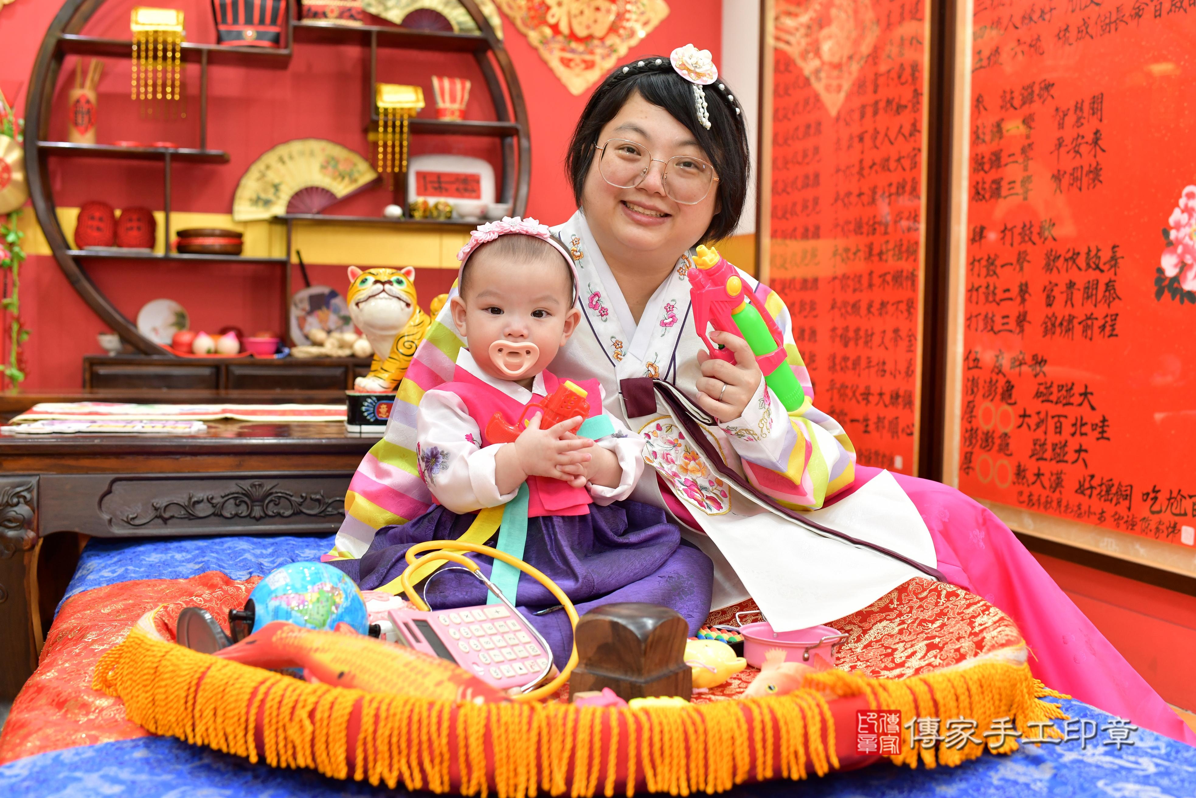 傳家手工印章桃園店、抓周、度脺、美式風會場、傳家嬰兒古禮、吉祥話、抓周道具物品24種、拍照。抓周證書。寶寶抓周、滿周歲、生日快樂、祝福 傳家手工印章桃園店、抓周、度脺、美式風會場、傳家嬰兒古禮、吉祥話、抓周道具物品24種、拍照。抓周證書。寶寶抓周、滿周歲、生日快樂、祝福