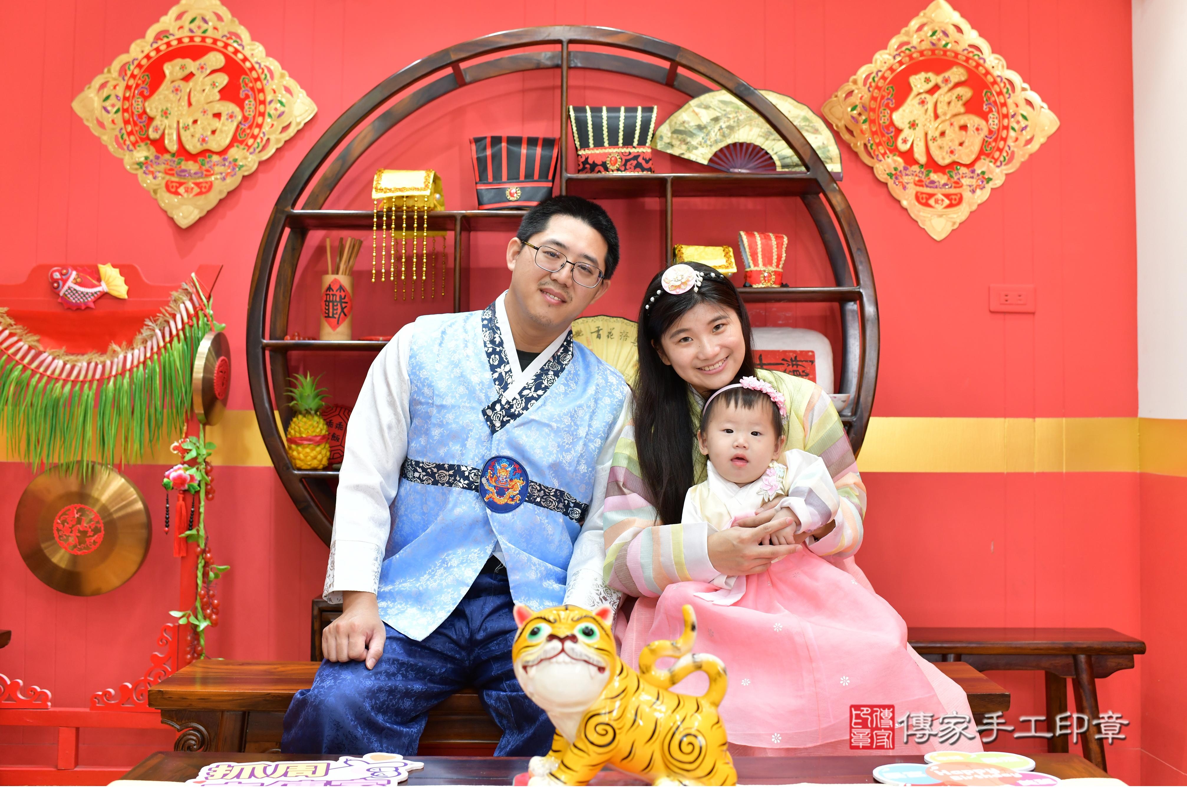 傳家手工印章桃園店、抓周、度脺、美式風會場、傳家嬰兒古禮、吉祥話、抓周道具物品24種、拍照。抓周證書。寶寶抓周、滿周歲、生日快樂、祝福 傳家手工印章桃園店、抓周、度脺、美式風會場、傳家嬰兒古禮、吉祥話、抓周道具物品24種、拍照。抓周證書。寶寶抓周、滿周歲、生日快樂、祝福