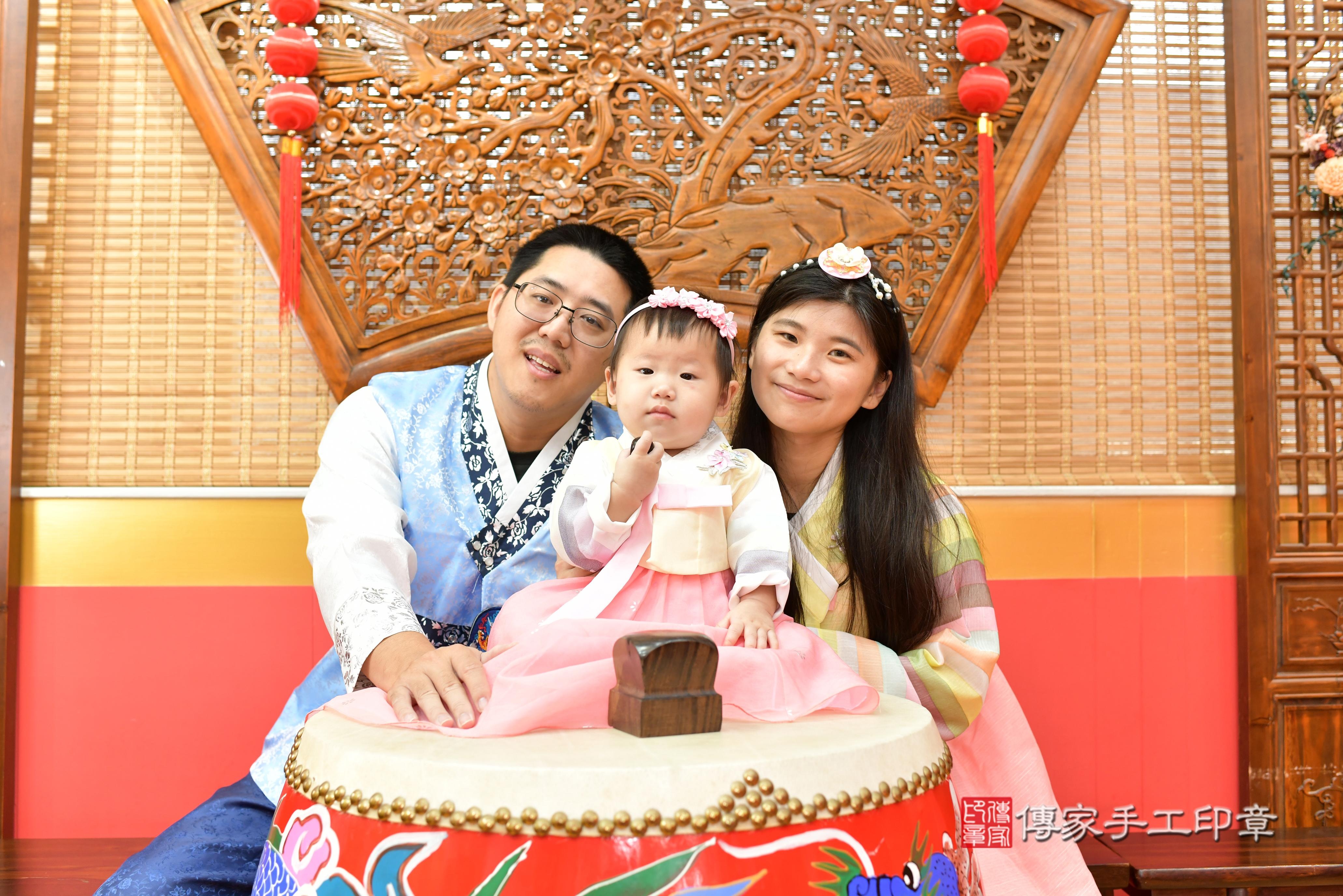 傳家手工印章桃園店、抓周、度脺、美式風會場、傳家嬰兒古禮、吉祥話、抓周道具物品24種、拍照。抓周證書。寶寶抓周、滿周歲、生日快樂、祝福 傳家手工印章桃園店、抓周、度脺、美式風會場、傳家嬰兒古禮、吉祥話、抓周道具物品24種、拍照。抓周證書。寶寶抓周、滿周歲、生日快樂、祝福