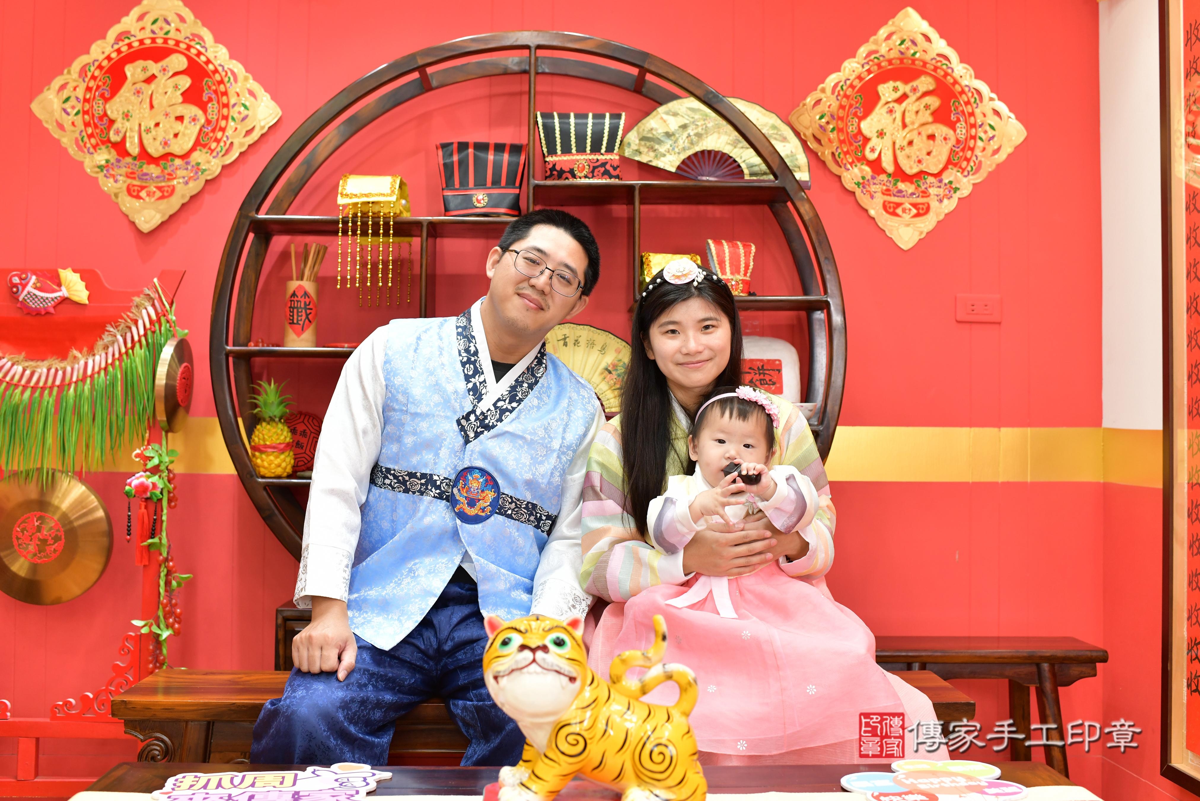 傳家手工印章桃園店、抓周、度脺、美式風會場、傳家嬰兒古禮、吉祥話、抓周道具物品24種、拍照。抓周證書。寶寶抓周、滿周歲、生日快樂、祝福 傳家手工印章桃園店、抓周、度脺、美式風會場、傳家嬰兒古禮、吉祥話、抓周道具物品24種、拍照。抓周證書。寶寶抓周、滿周歲、生日快樂、祝福