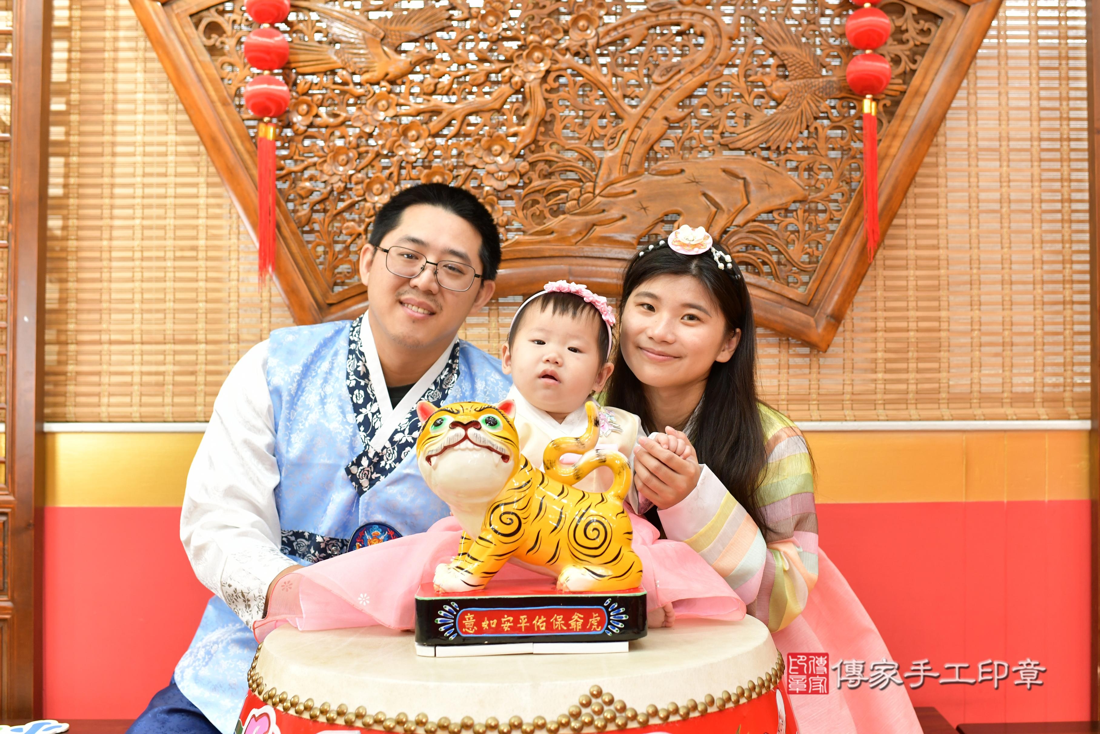 傳家手工印章桃園店、抓周、度脺、美式風會場、傳家嬰兒古禮、吉祥話、抓周道具物品24種、拍照。抓周證書。寶寶抓周、滿周歲、生日快樂、祝福 傳家手工印章桃園店、抓周、度脺、美式風會場、傳家嬰兒古禮、吉祥話、抓周道具物品24種、拍照。抓周證書。寶寶抓周、滿周歲、生日快樂、祝福