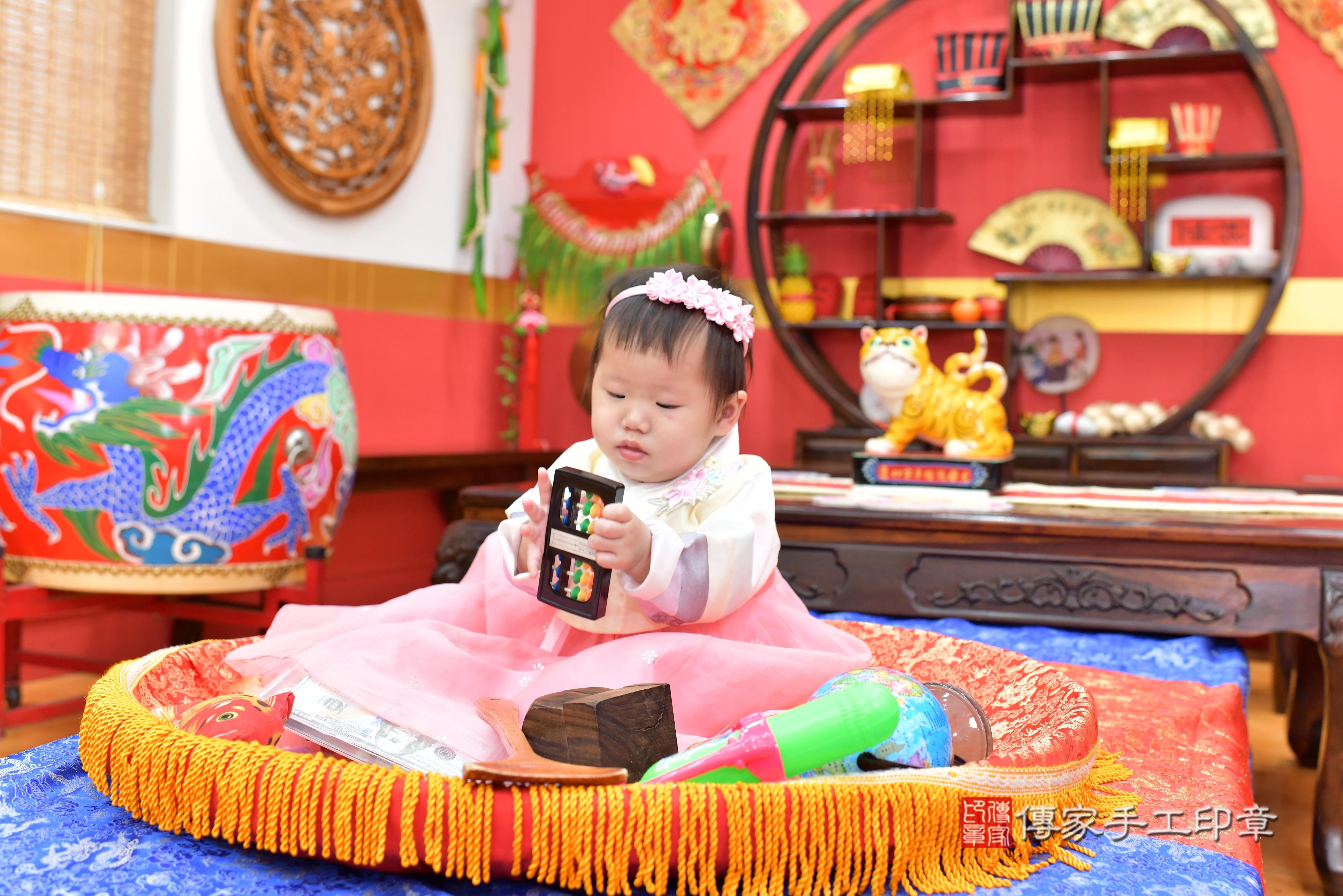 傳家手工印章桃園店、抓周、度脺、美式風會場、傳家嬰兒古禮、吉祥話、抓周道具物品24種、拍照。抓周證書。寶寶抓周、滿周歲、生日快樂、祝福 傳家手工印章桃園店、抓周、度脺、美式風會場、傳家嬰兒古禮、吉祥話、抓周道具物品24種、拍照。抓周證書。寶寶抓周、滿周歲、生日快樂、祝福