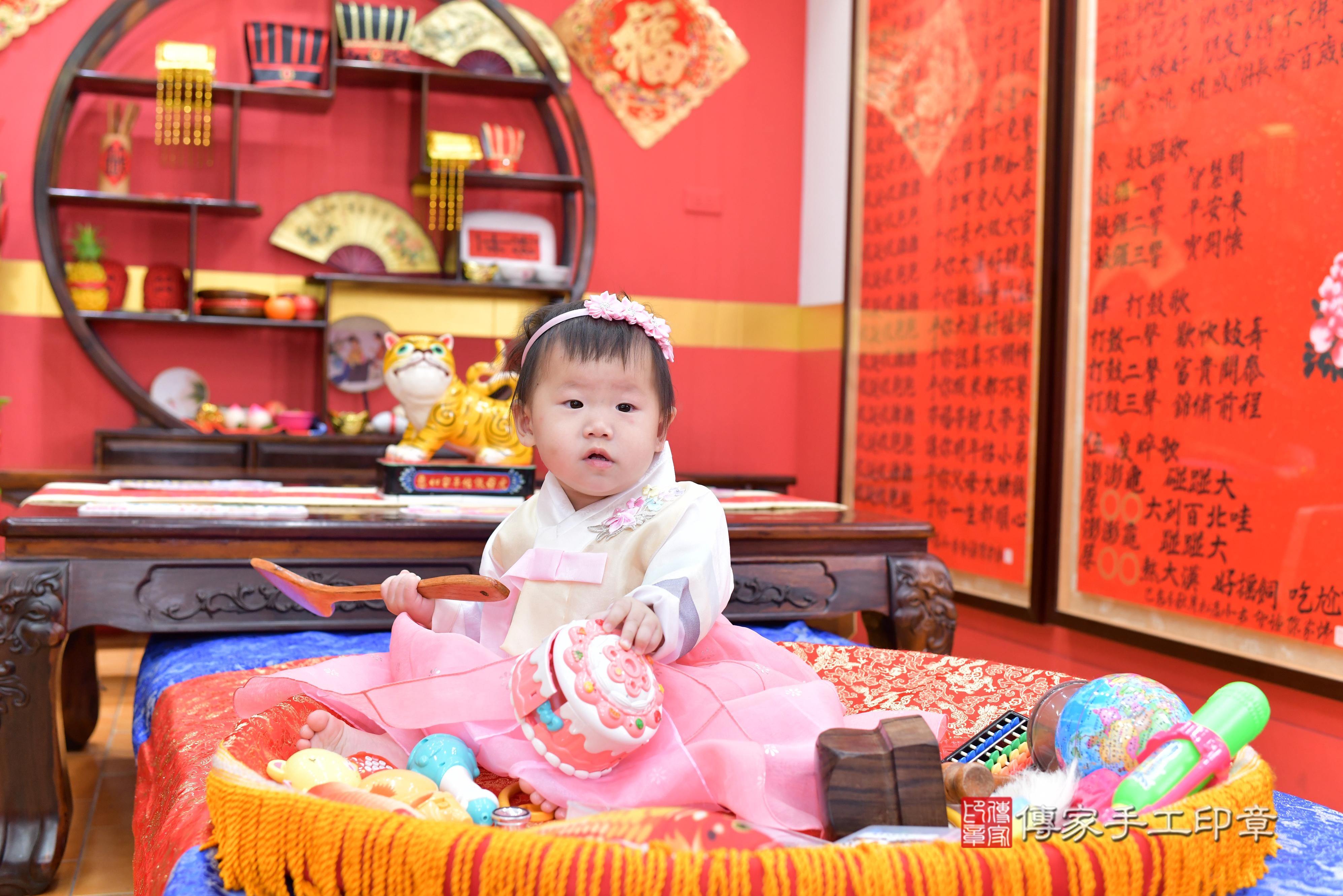 傳家手工印章桃園店、抓周、度脺、美式風會場、傳家嬰兒古禮、吉祥話、抓周道具物品24種、拍照。抓周證書。寶寶抓周、滿周歲、生日快樂、祝福 傳家手工印章桃園店、抓周、度脺、美式風會場、傳家嬰兒古禮、吉祥話、抓周道具物品24種、拍照。抓周證書。寶寶抓周、滿周歲、生日快樂、祝福