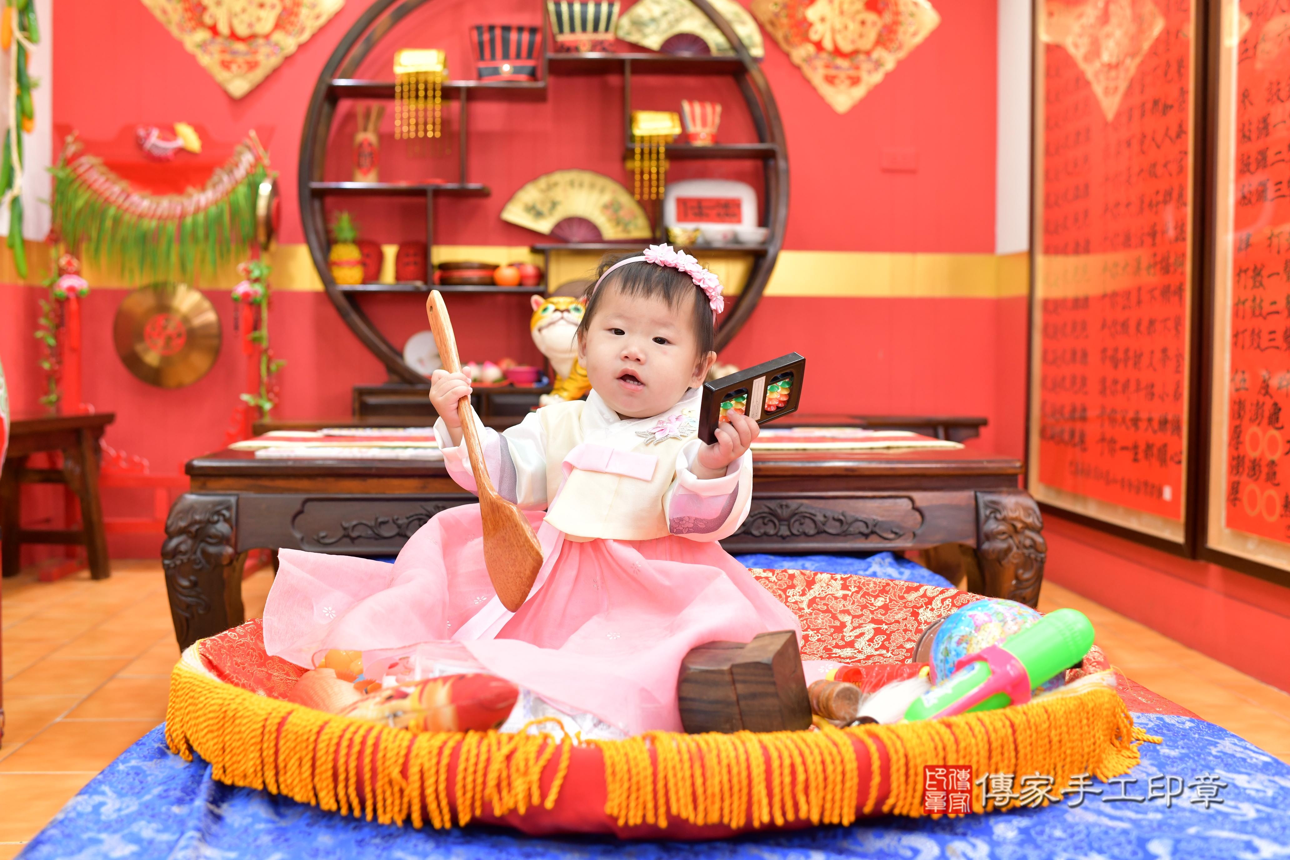 傳家手工印章桃園店、抓周、度脺、美式風會場、傳家嬰兒古禮、吉祥話、抓周道具物品24種、拍照。抓周證書。寶寶抓周、滿周歲、生日快樂、祝福 傳家手工印章桃園店、抓周、度脺、美式風會場、傳家嬰兒古禮、吉祥話、抓周道具物品24種、拍照。抓周證書。寶寶抓周、滿周歲、生日快樂、祝福