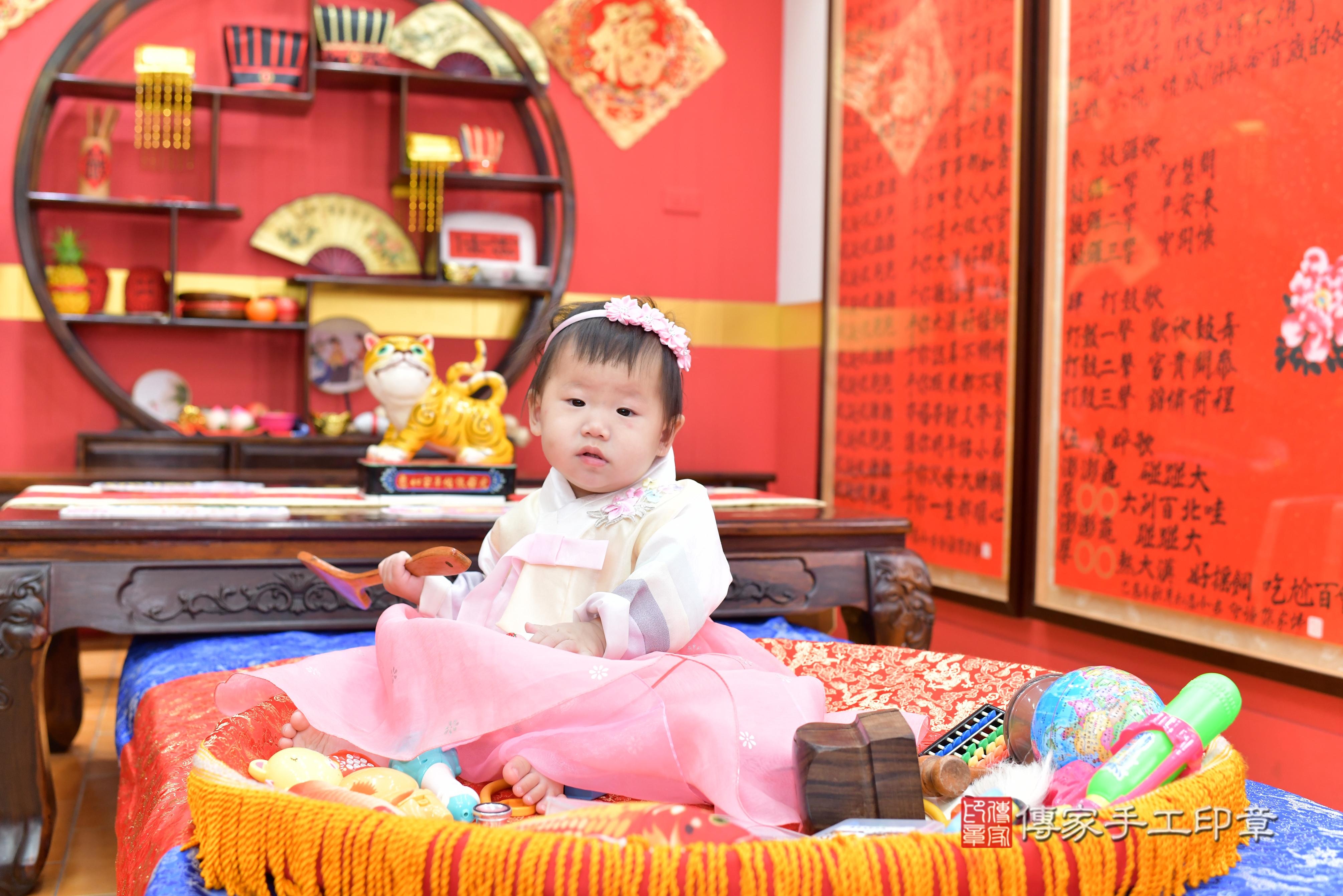 傳家手工印章桃園店、抓周、度脺、美式風會場、傳家嬰兒古禮、吉祥話、抓周道具物品24種、拍照。抓周證書。寶寶抓周、滿周歲、生日快樂、祝福 傳家手工印章桃園店、抓周、度脺、美式風會場、傳家嬰兒古禮、吉祥話、抓周道具物品24種、拍照。抓周證書。寶寶抓周、滿周歲、生日快樂、祝福