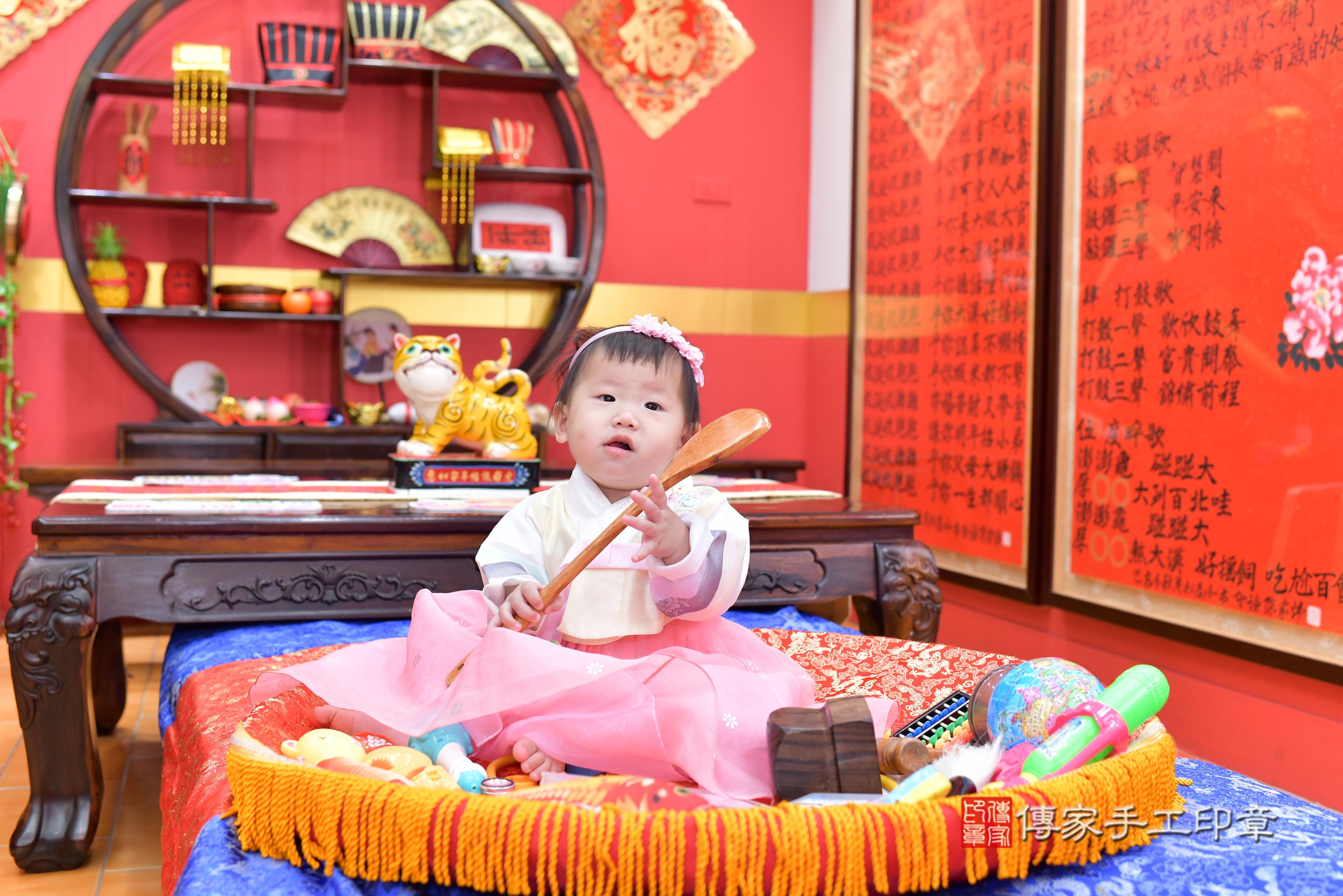 傳家手工印章桃園店、抓周、度脺、美式風會場、傳家嬰兒古禮、吉祥話、抓周道具物品24種、拍照。抓周證書。寶寶抓周、滿周歲、生日快樂、祝福 傳家手工印章桃園店、抓周、度脺、美式風會場、傳家嬰兒古禮、吉祥話、抓周道具物品24種、拍照。抓周證書。寶寶抓周、滿周歲、生日快樂、祝福