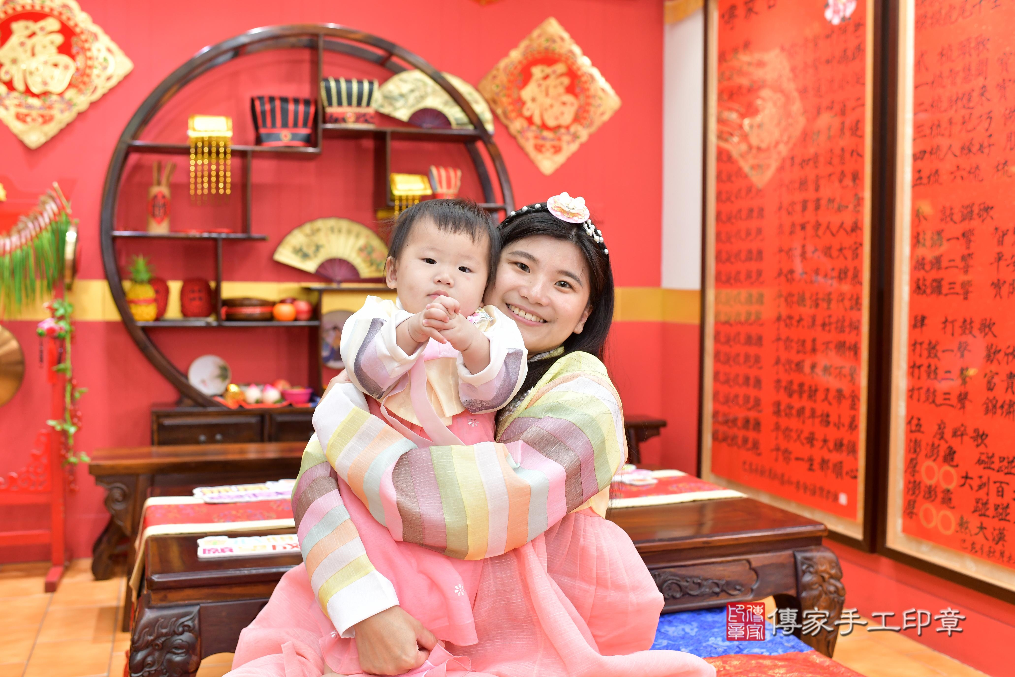 傳家手工印章桃園店、抓周、度脺、美式風會場、傳家嬰兒古禮、吉祥話、抓周道具物品24種、拍照。抓周證書。寶寶抓周、滿周歲、生日快樂、祝福 傳家手工印章桃園店、抓周、度脺、美式風會場、傳家嬰兒古禮、吉祥話、抓周道具物品24種、拍照。抓周證書。寶寶抓周、滿周歲、生日快樂、祝福