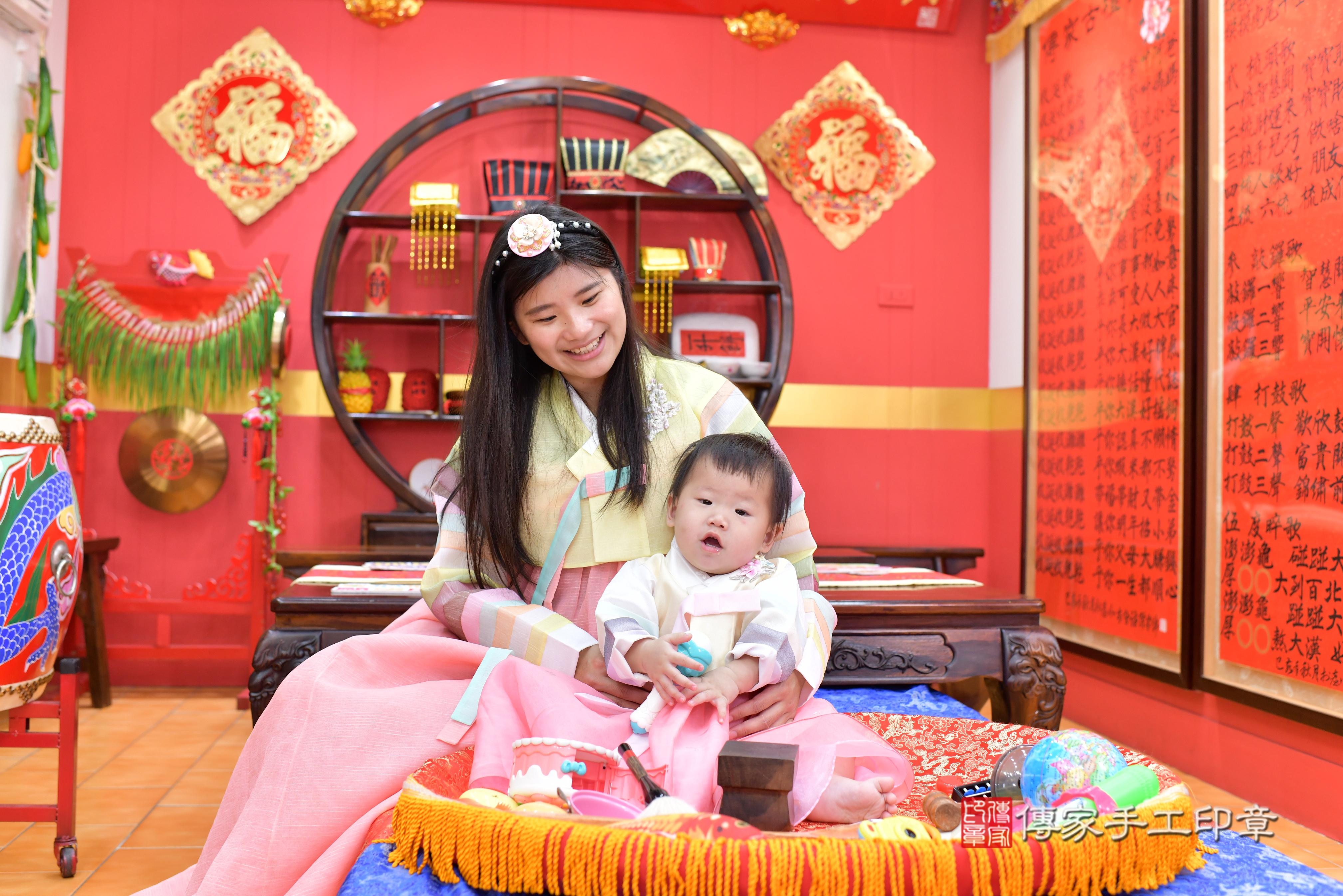 傳家手工印章桃園店、抓周、度脺、美式風會場、傳家嬰兒古禮、吉祥話、抓周道具物品24種、拍照。抓周證書。寶寶抓周、滿周歲、生日快樂、祝福 傳家手工印章桃園店、抓周、度脺、美式風會場、傳家嬰兒古禮、吉祥話、抓周道具物品24種、拍照。抓周證書。寶寶抓周、滿周歲、生日快樂、祝福