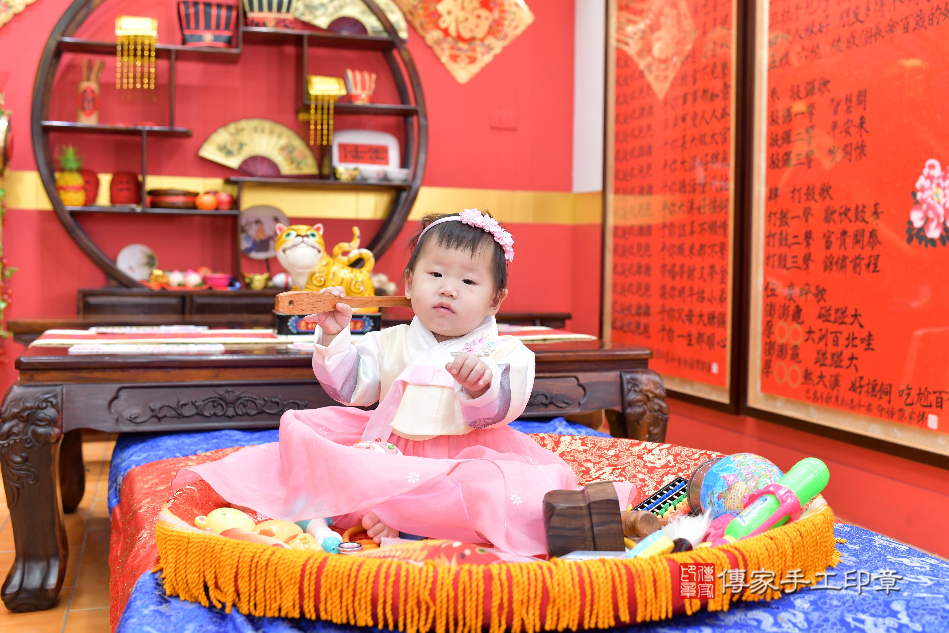 傳家手工印章桃園店、抓周、度脺、美式風會場、傳家嬰兒古禮、吉祥話、抓周道具物品24種、拍照。抓周證書。寶寶抓周、滿周歲、生日快樂、祝福 傳家手工印章桃園店、抓周、度脺、美式風會場、傳家嬰兒古禮、吉祥話、抓周道具物品24種、拍照。抓周證書。寶寶抓周、滿周歲、生日快樂、祝福