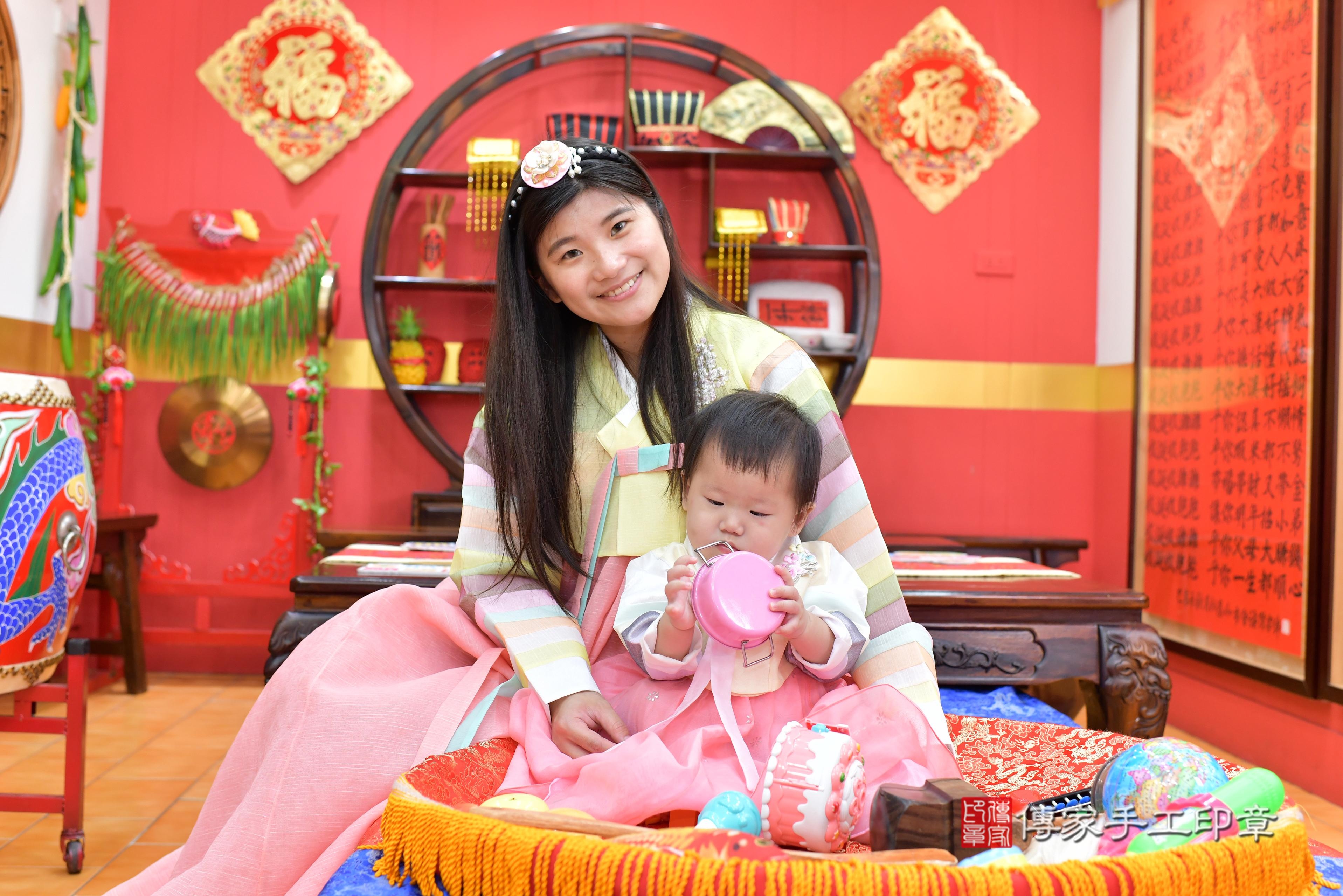 傳家手工印章桃園店、抓周、度脺、美式風會場、傳家嬰兒古禮、吉祥話、抓周道具物品24種、拍照。抓周證書。寶寶抓周、滿周歲、生日快樂、祝福 傳家手工印章桃園店、抓周、度脺、美式風會場、傳家嬰兒古禮、吉祥話、抓周道具物品24種、拍照。抓周證書。寶寶抓周、滿周歲、生日快樂、祝福