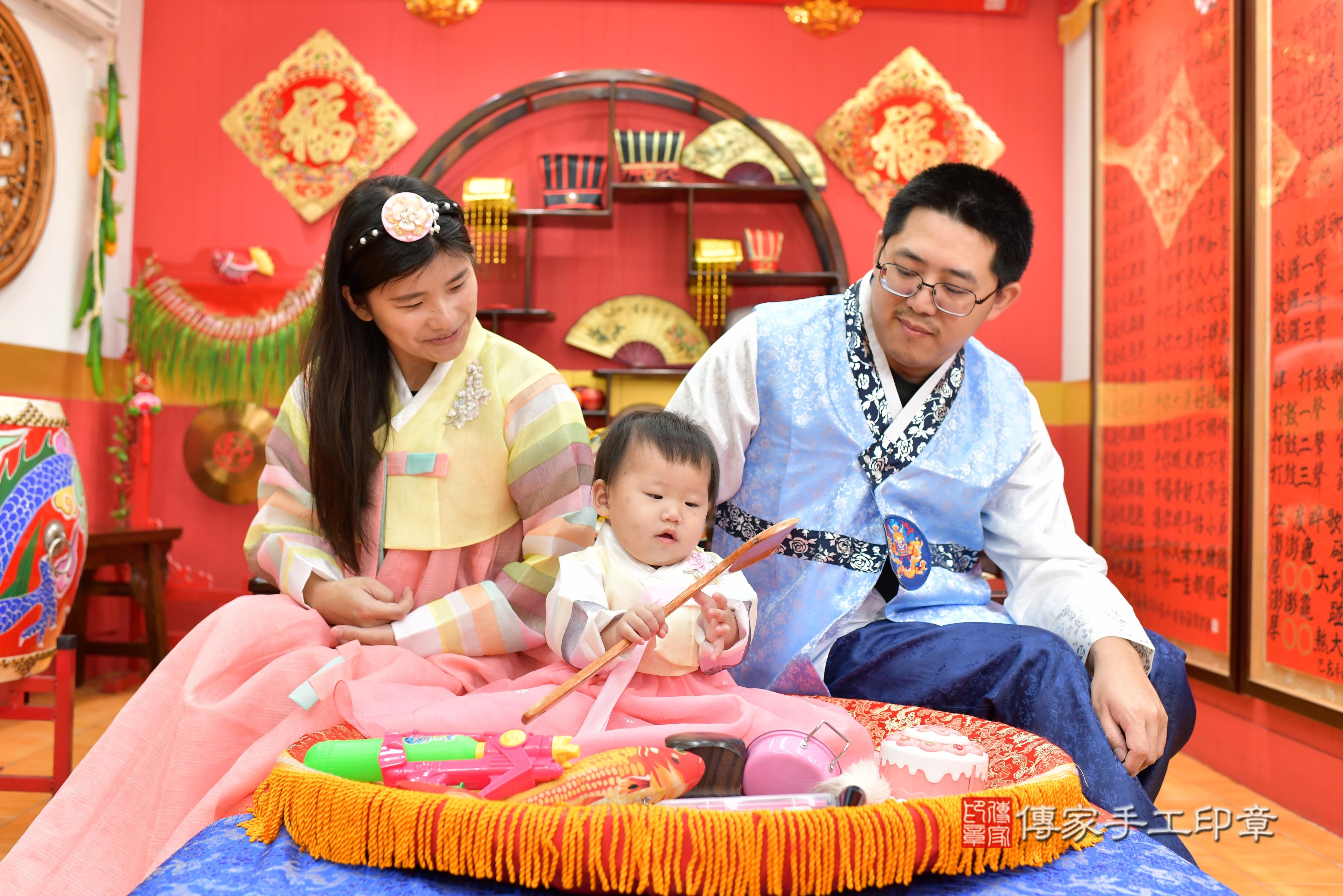 傳家手工印章桃園店、抓周、度脺、美式風會場、傳家嬰兒古禮、吉祥話、抓周道具物品24種、拍照。抓周證書。寶寶抓周、滿周歲、生日快樂、祝福 傳家手工印章桃園店、抓周、度脺、美式風會場、傳家嬰兒古禮、吉祥話、抓周道具物品24種、拍照。抓周證書。寶寶抓周、滿周歲、生日快樂、祝福