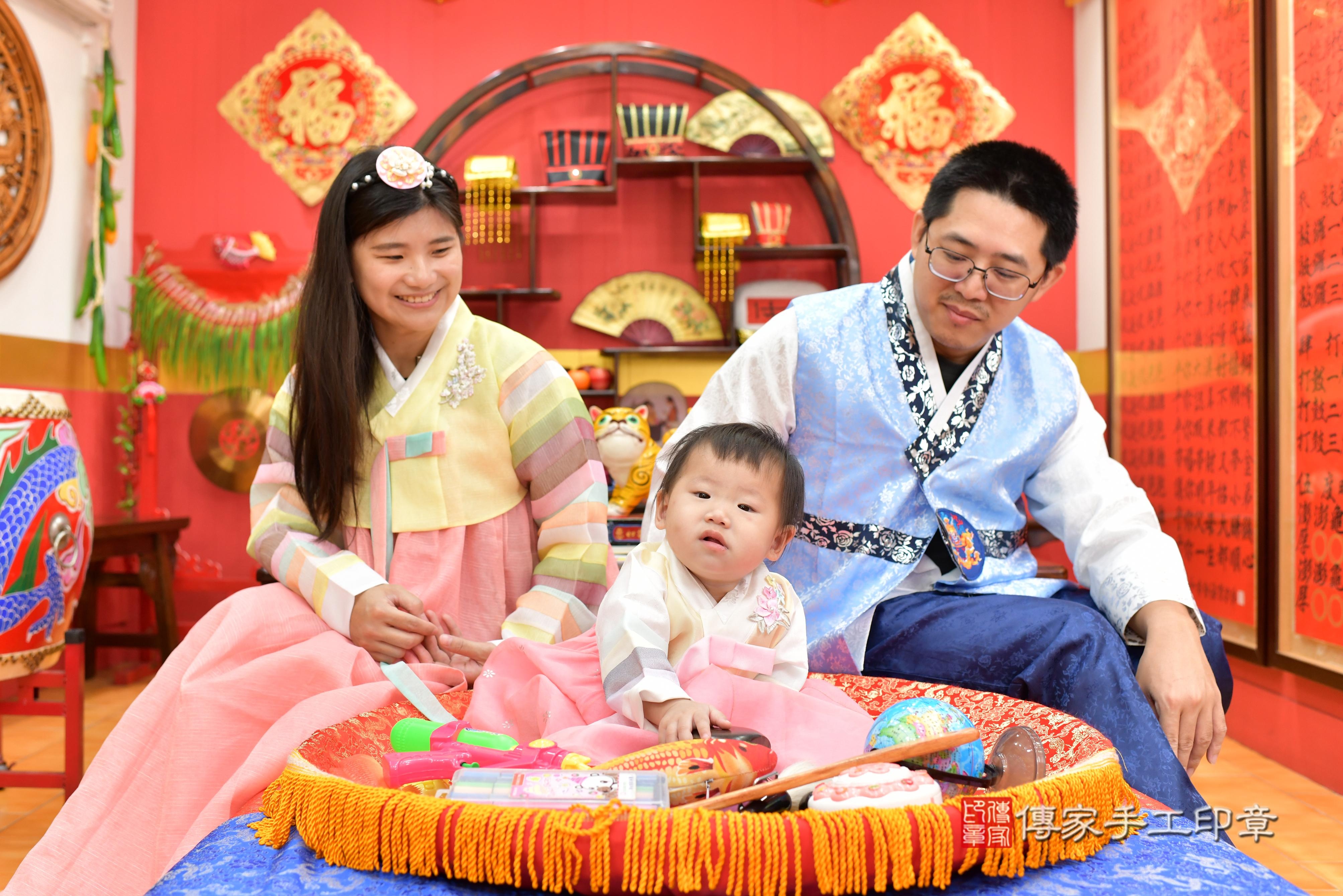 傳家手工印章桃園店、抓周、度脺、美式風會場、傳家嬰兒古禮、吉祥話、抓周道具物品24種、拍照。抓周證書。寶寶抓周、滿周歲、生日快樂、祝福 傳家手工印章桃園店、抓周、度脺、美式風會場、傳家嬰兒古禮、吉祥話、抓周道具物品24種、拍照。抓周證書。寶寶抓周、滿周歲、生日快樂、祝福