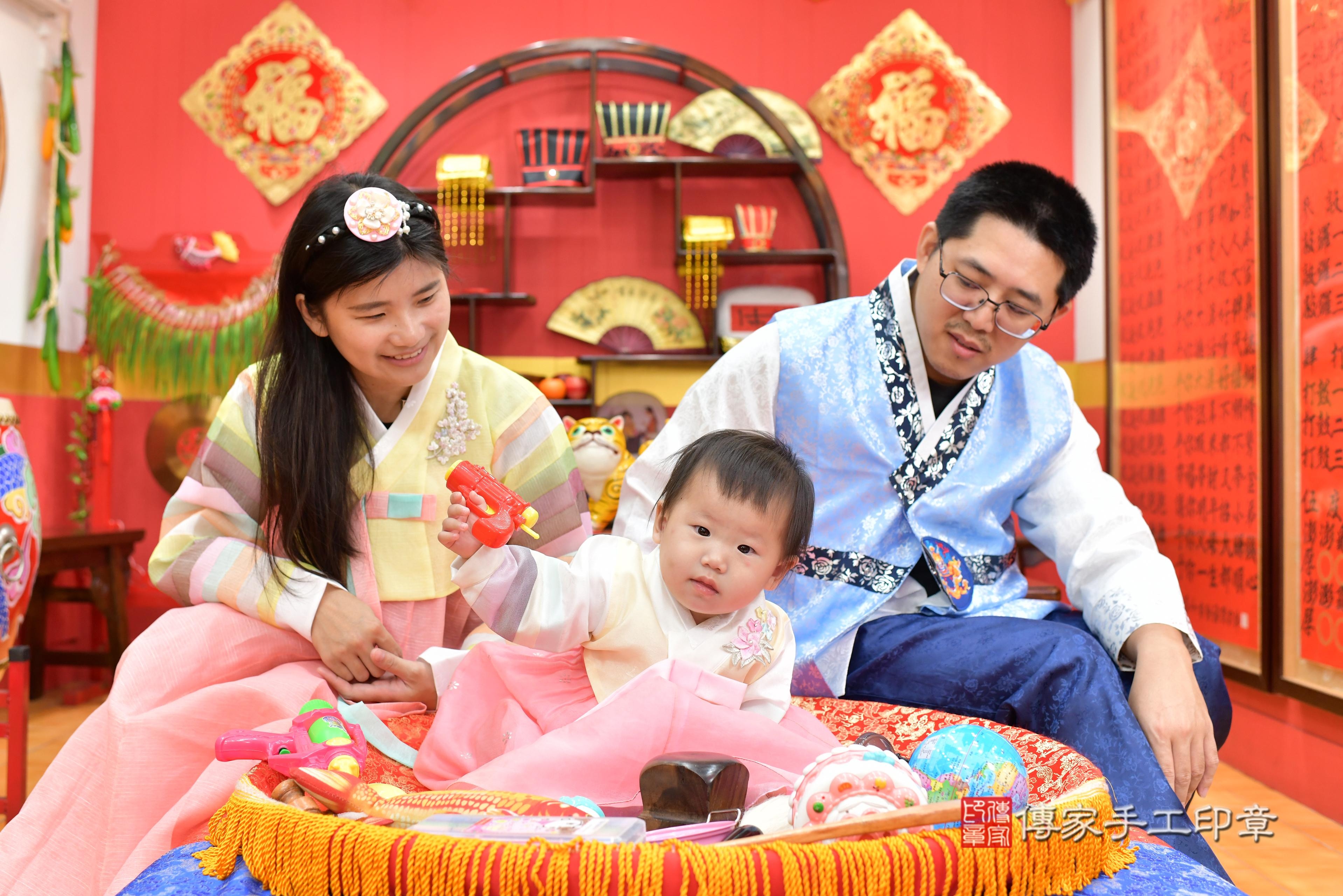 傳家手工印章桃園店、抓周、度脺、美式風會場、傳家嬰兒古禮、吉祥話、抓周道具物品24種、拍照。抓周證書。寶寶抓周、滿周歲、生日快樂、祝福 傳家手工印章桃園店、抓周、度脺、美式風會場、傳家嬰兒古禮、吉祥話、抓周道具物品24種、拍照。抓周證書。寶寶抓周、滿周歲、生日快樂、祝福