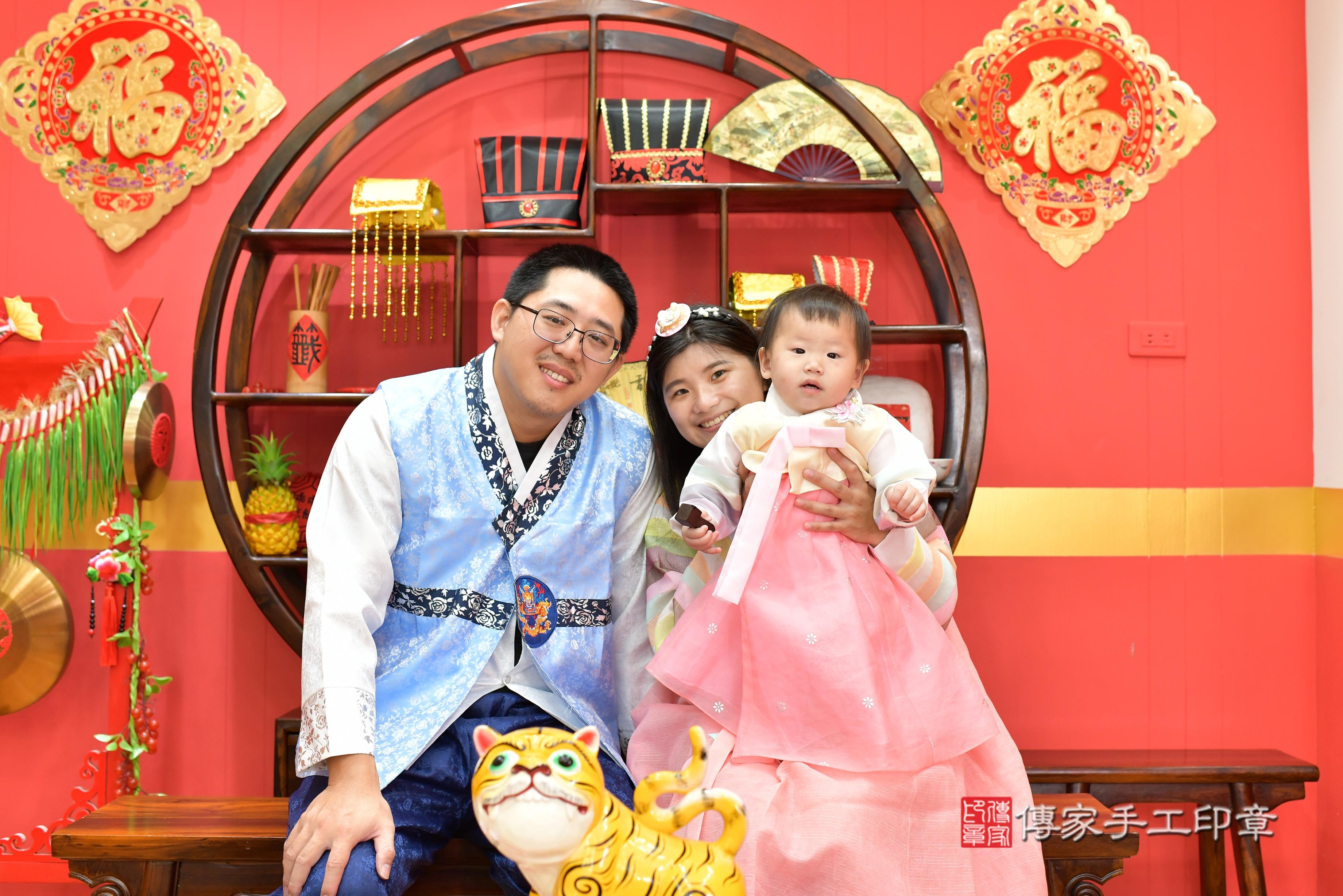 傳家手工印章桃園店、抓周、度脺、美式風會場、傳家嬰兒古禮、吉祥話、抓周道具物品24種、拍照。抓周證書。寶寶抓周、滿周歲、生日快樂、祝福 傳家手工印章桃園店、抓周、度脺、美式風會場、傳家嬰兒古禮、吉祥話、抓周道具物品24種、拍照。抓周證書。寶寶抓周、滿周歲、生日快樂、祝福