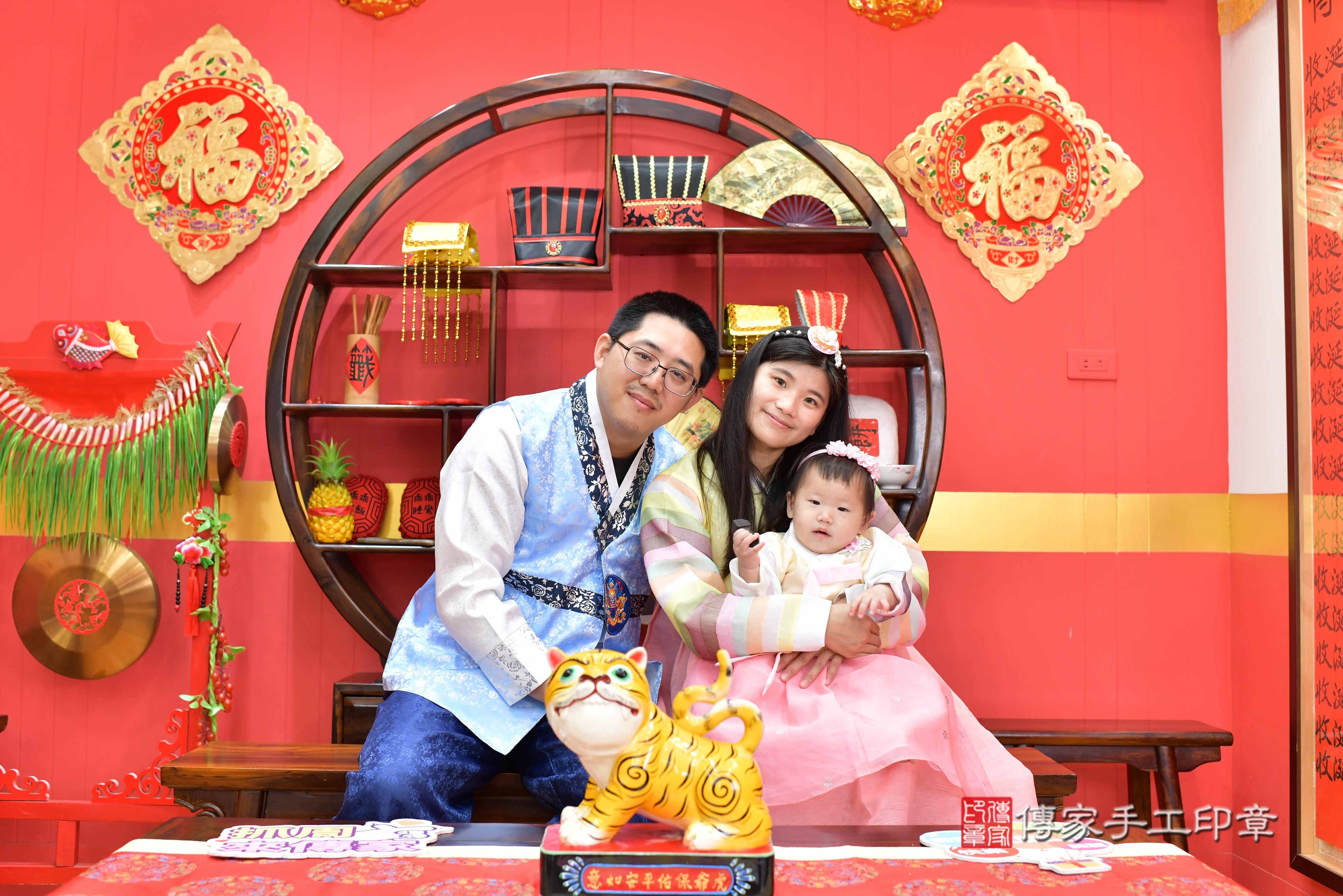 傳家手工印章桃園店、抓周、度脺、美式風會場、傳家嬰兒古禮、吉祥話、抓周道具物品24種、拍照。抓周證書。寶寶抓周、滿周歲、生日快樂、祝福 傳家手工印章桃園店、抓周、度脺、美式風會場、傳家嬰兒古禮、吉祥話、抓周道具物品24種、拍照。抓周證書。寶寶抓周、滿周歲、生日快樂、祝福