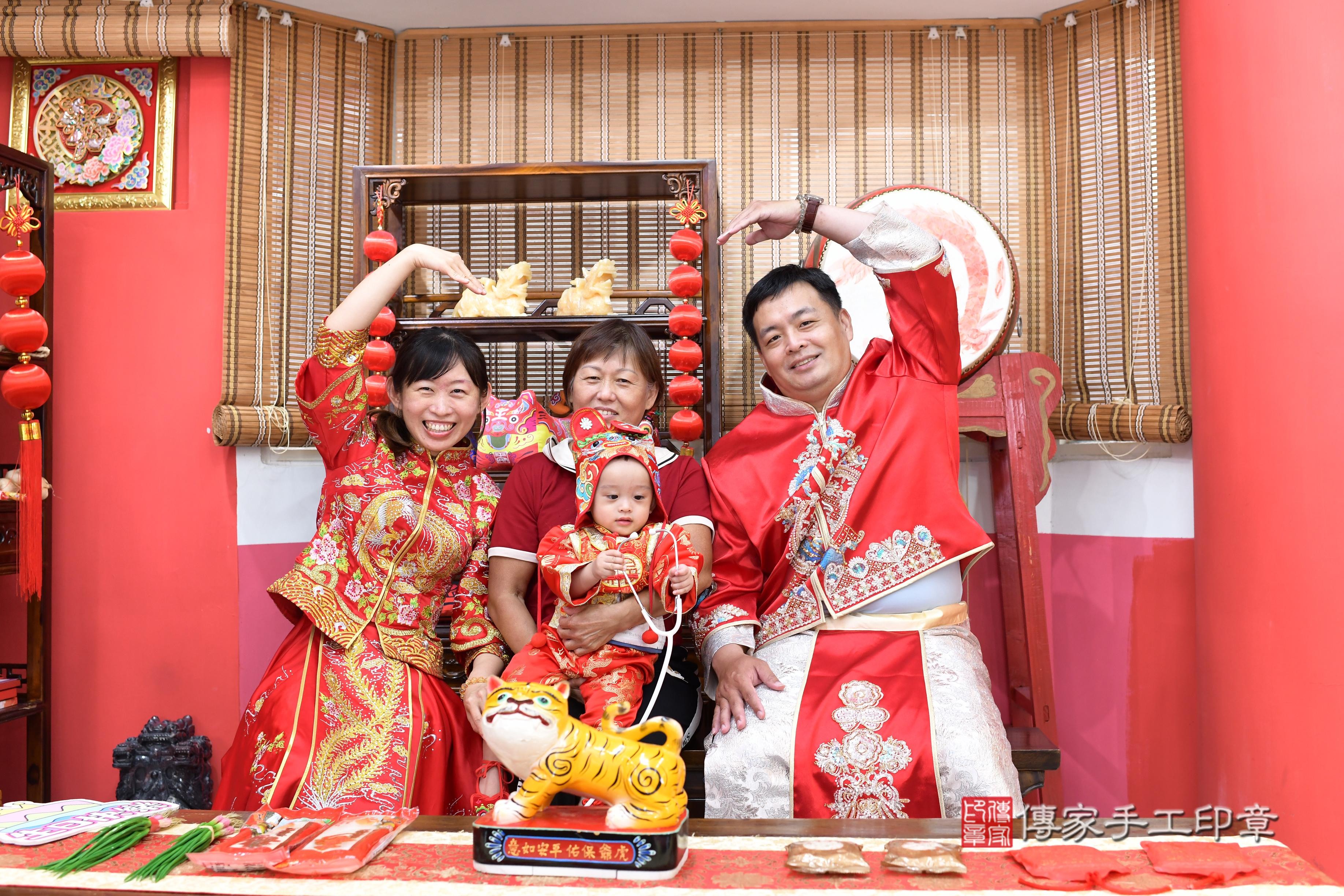 傳家手工印章高雄店、抓周、度脺、中國風會場、傳家嬰兒古禮、吉祥話、抓周道具物品24種、拍照。抓周證書。寶寶抓周、滿周歲、生日快樂、祝福 傳家手工印章高雄店、抓周、度脺、中國風會場、傳家嬰兒古禮、吉祥話、抓周道具物品24種、拍照。抓周證書。寶寶抓周、滿周歲、生日快樂、祝福