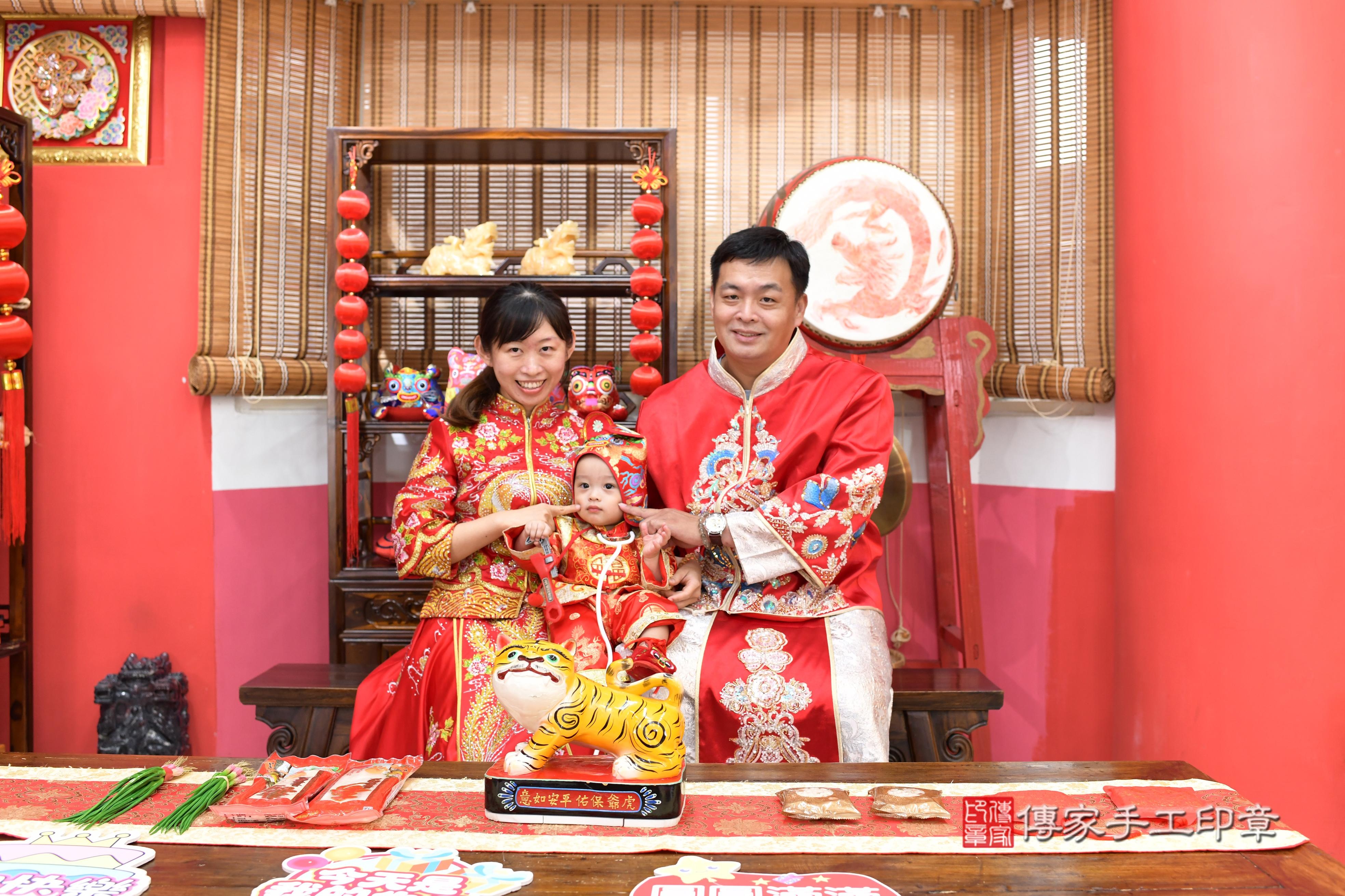 傳家手工印章高雄店、抓周、度脺、中國風會場、傳家嬰兒古禮、吉祥話、抓周道具物品24種、拍照。抓周證書。寶寶抓周、滿周歲、生日快樂、祝福 傳家手工印章高雄店、抓周、度脺、中國風會場、傳家嬰兒古禮、吉祥話、抓周道具物品24種、拍照。抓周證書。寶寶抓周、滿周歲、生日快樂、祝福