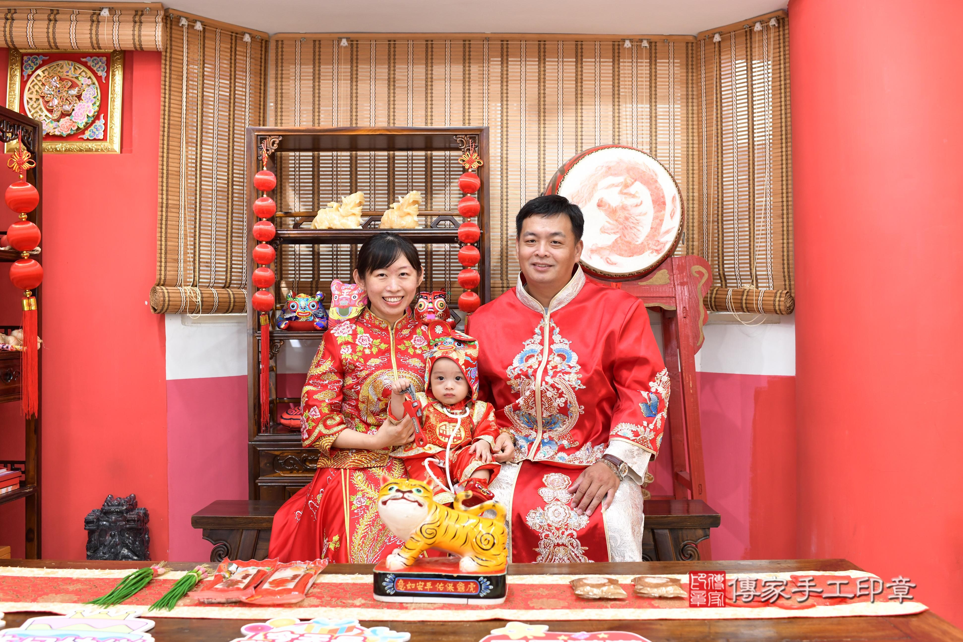 傳家手工印章高雄店、抓周、度脺、中國風會場、傳家嬰兒古禮、吉祥話、抓周道具物品24種、拍照。抓周證書。寶寶抓周、滿周歲、生日快樂、祝福 傳家手工印章高雄店、抓周、度脺、中國風會場、傳家嬰兒古禮、吉祥話、抓周道具物品24種、拍照。抓周證書。寶寶抓周、滿周歲、生日快樂、祝福