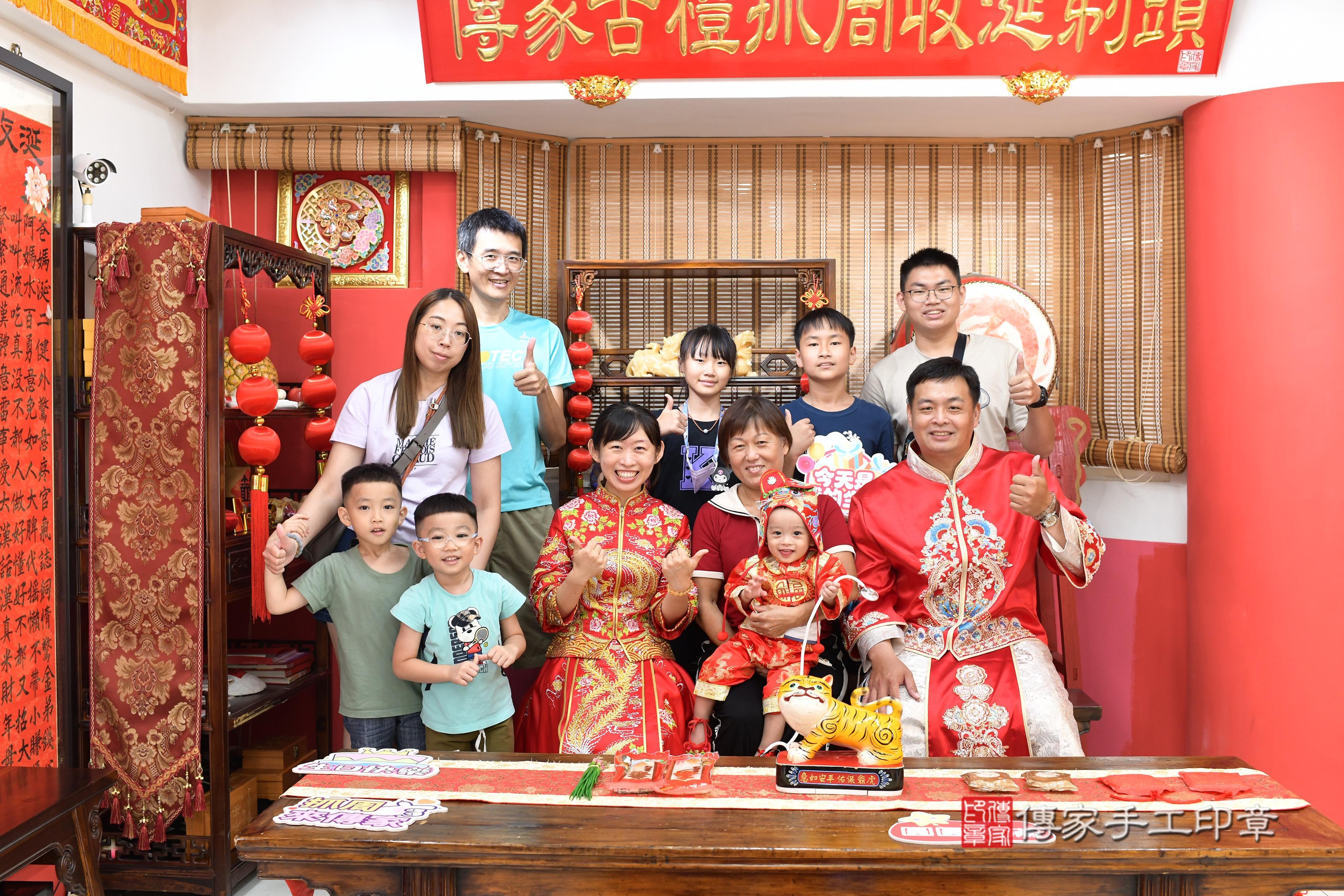 傳家手工印章高雄店、抓周、度脺、中國風會場、傳家嬰兒古禮、吉祥話、抓周道具物品24種、拍照。抓周證書。寶寶抓周、滿周歲、生日快樂、祝福 傳家手工印章高雄店、抓周、度脺、中國風會場、傳家嬰兒古禮、吉祥話、抓周道具物品24種、拍照。抓周證書。寶寶抓周、滿周歲、生日快樂、祝福