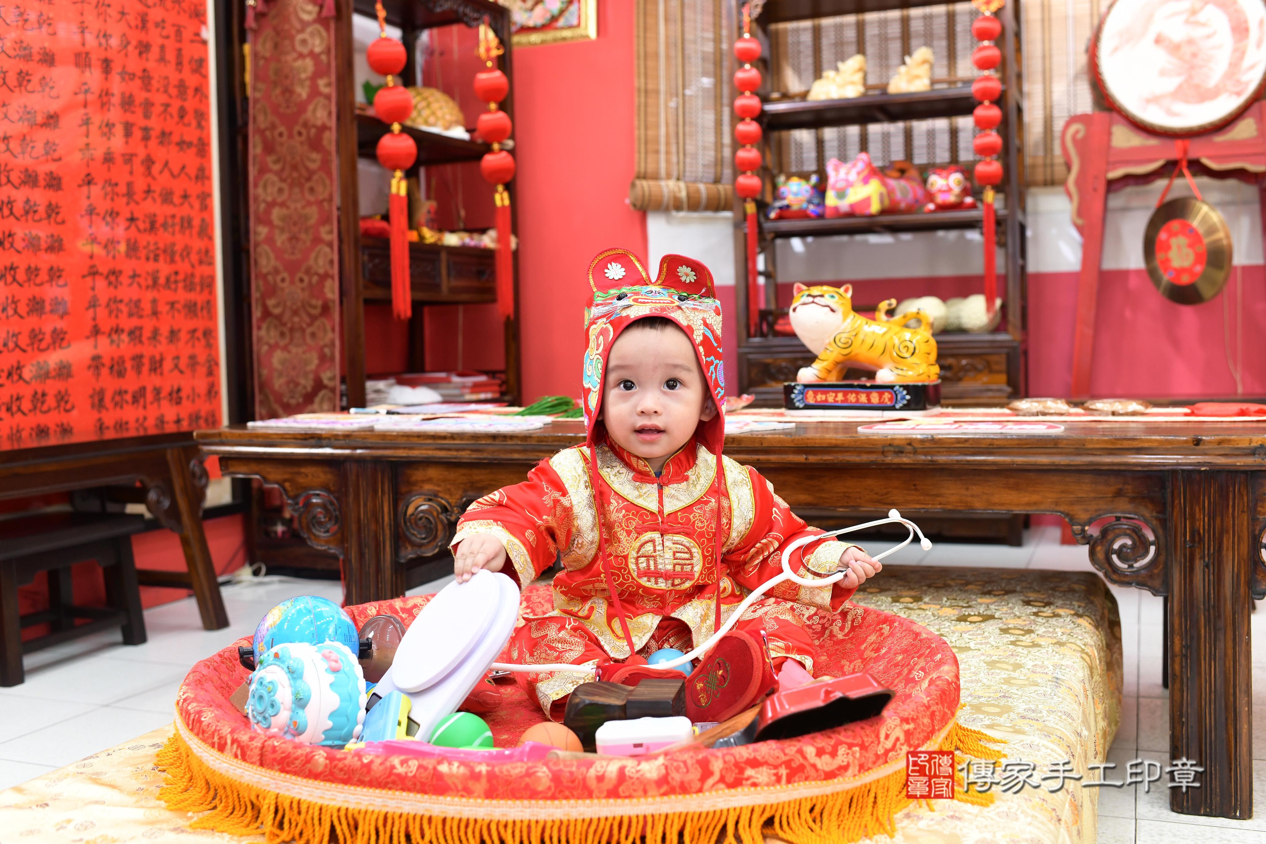 傳家手工印章高雄店、抓周、度脺、中國風會場、傳家嬰兒古禮、吉祥話、抓周道具物品24種、拍照。抓周證書。寶寶抓周、滿周歲、生日快樂、祝福 傳家手工印章高雄店、抓周、度脺、中國風會場、傳家嬰兒古禮、吉祥話、抓周道具物品24種、拍照。抓周證書。寶寶抓周、滿周歲、生日快樂、祝福