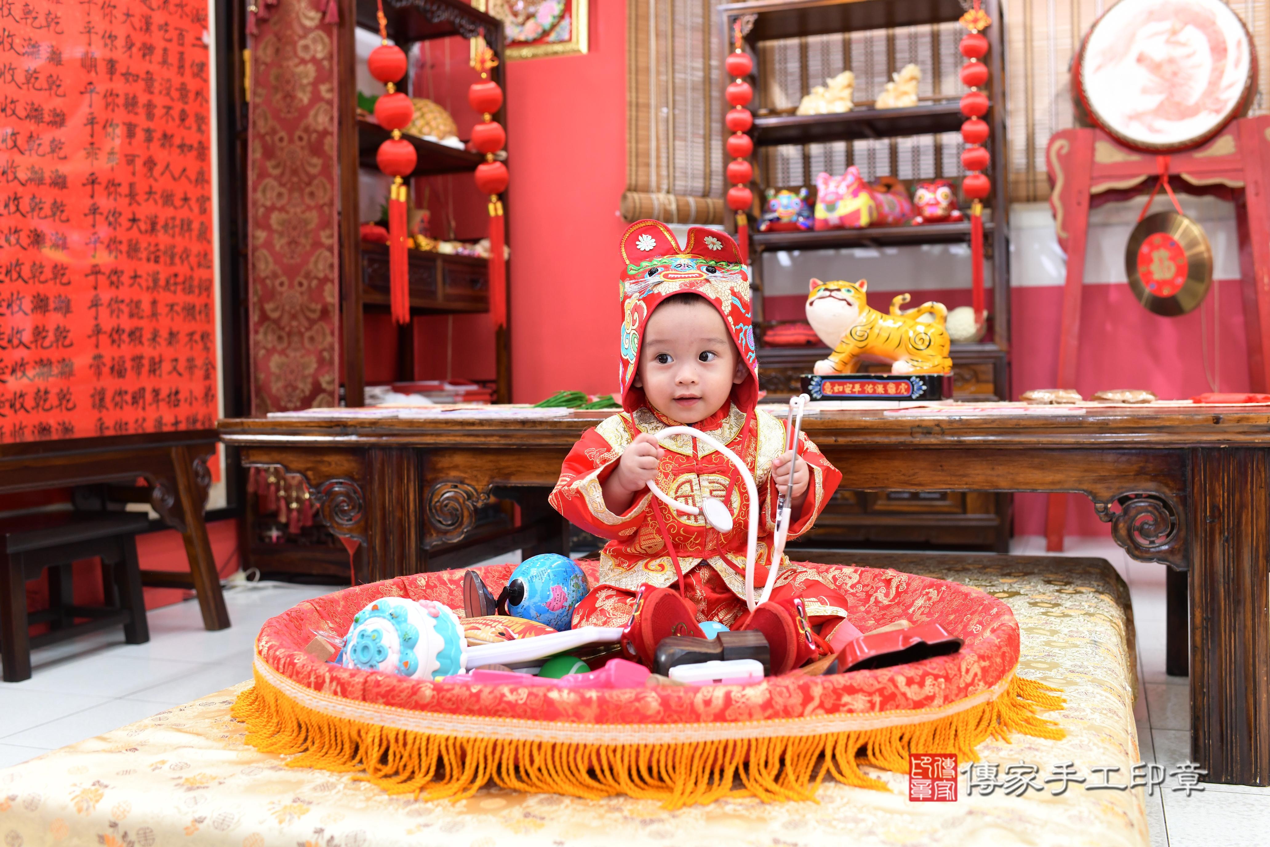 傳家手工印章高雄店、抓周、度脺、中國風會場、傳家嬰兒古禮、吉祥話、抓周道具物品24種、拍照。抓周證書。寶寶抓周、滿周歲、生日快樂、祝福 傳家手工印章高雄店、抓周、度脺、中國風會場、傳家嬰兒古禮、吉祥話、抓周道具物品24種、拍照。抓周證書。寶寶抓周、滿周歲、生日快樂、祝福