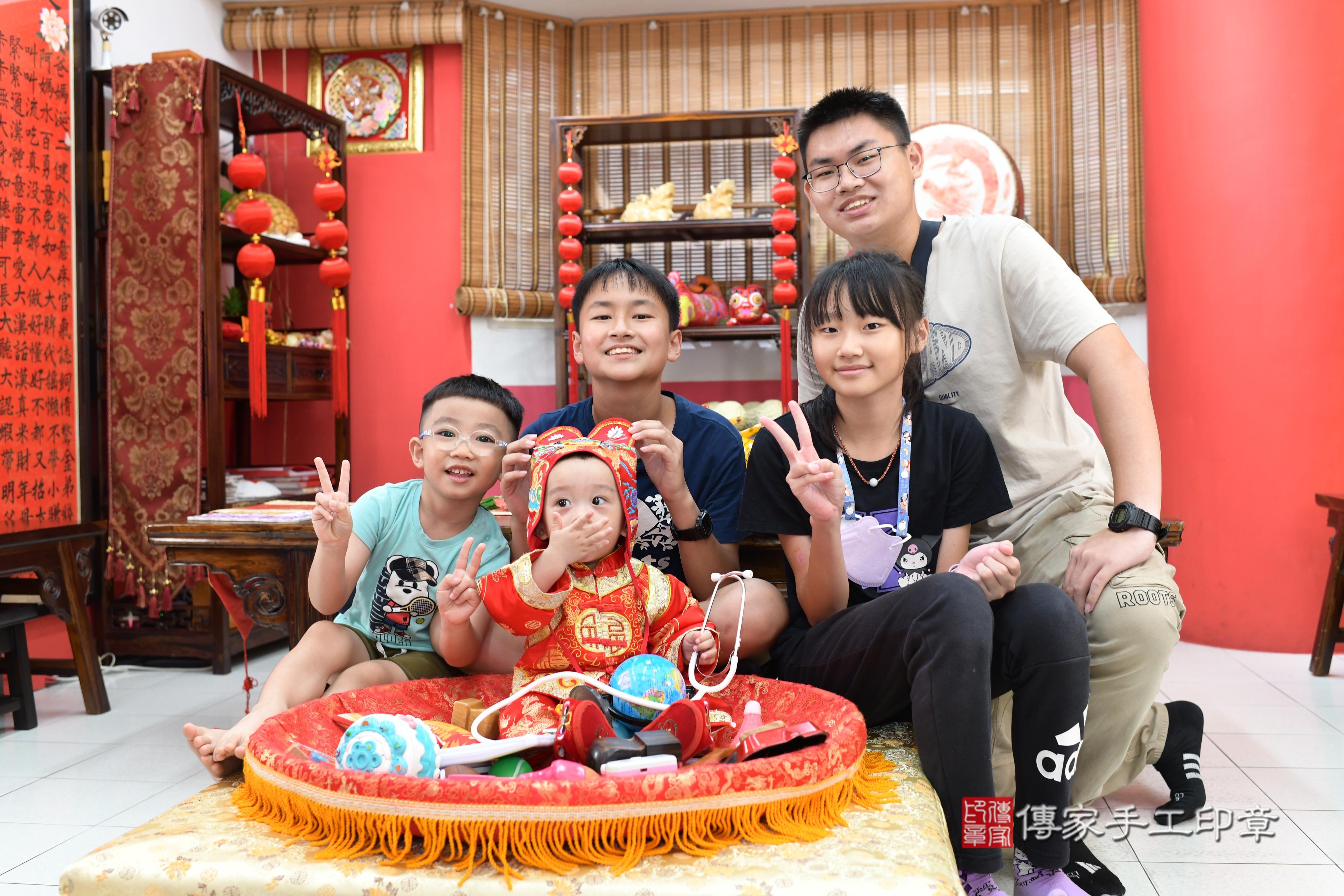 傳家手工印章高雄店、抓周、度脺、中國風會場、傳家嬰兒古禮、吉祥話、抓周道具物品24種、拍照。抓周證書。寶寶抓周、滿周歲、生日快樂、祝福 傳家手工印章高雄店、抓周、度脺、中國風會場、傳家嬰兒古禮、吉祥話、抓周道具物品24種、拍照。抓周證書。寶寶抓周、滿周歲、生日快樂、祝福