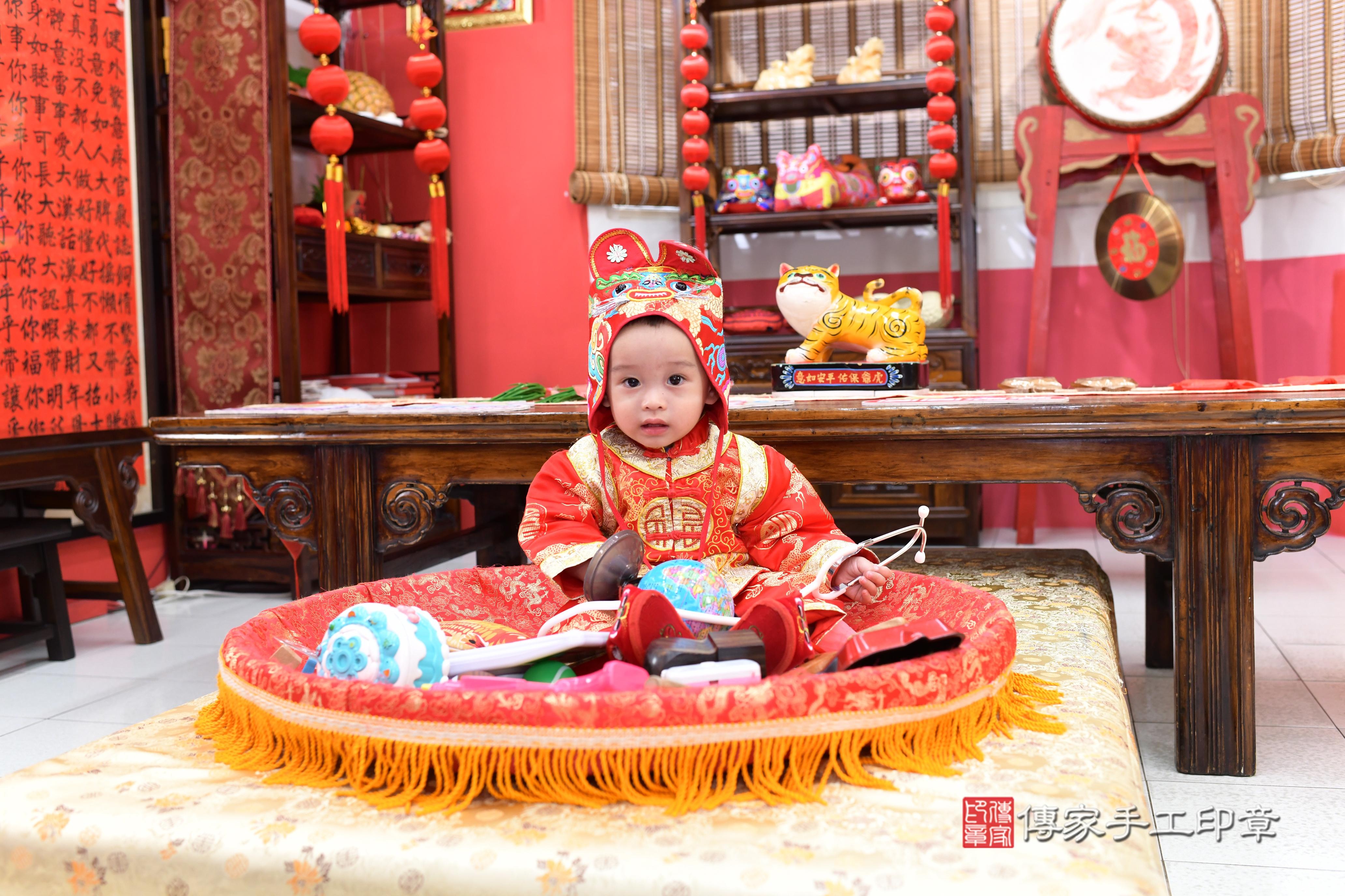 傳家手工印章高雄店、抓周、度脺、中國風會場、傳家嬰兒古禮、吉祥話、抓周道具物品24種、拍照。抓周證書。寶寶抓周、滿周歲、生日快樂、祝福 傳家手工印章高雄店、抓周、度脺、中國風會場、傳家嬰兒古禮、吉祥話、抓周道具物品24種、拍照。抓周證書。寶寶抓周、滿周歲、生日快樂、祝福