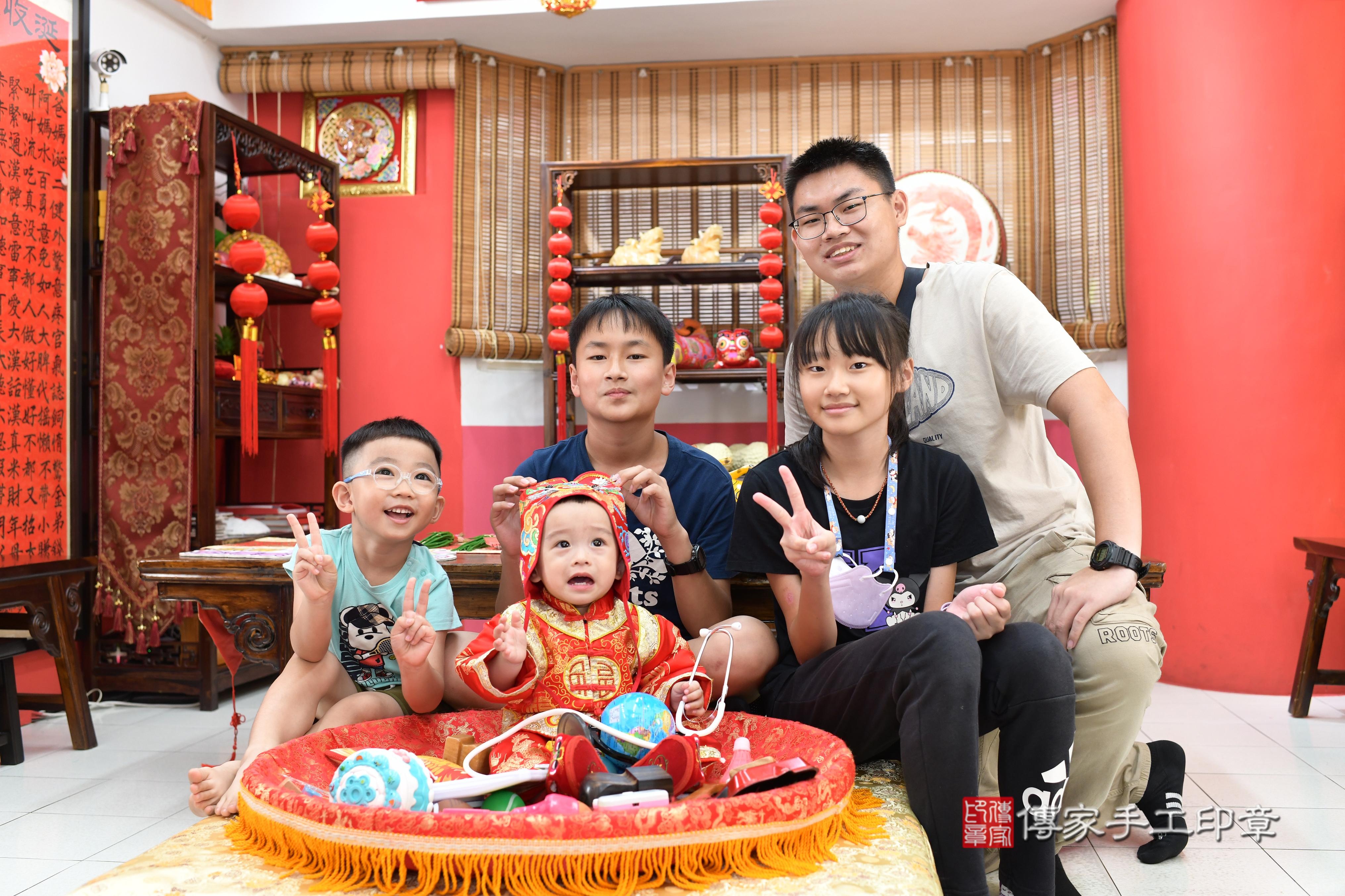 傳家手工印章高雄店、抓周、度脺、中國風會場、傳家嬰兒古禮、吉祥話、抓周道具物品24種、拍照。抓周證書。寶寶抓周、滿周歲、生日快樂、祝福 傳家手工印章高雄店、抓周、度脺、中國風會場、傳家嬰兒古禮、吉祥話、抓周道具物品24種、拍照。抓周證書。寶寶抓周、滿周歲、生日快樂、祝福