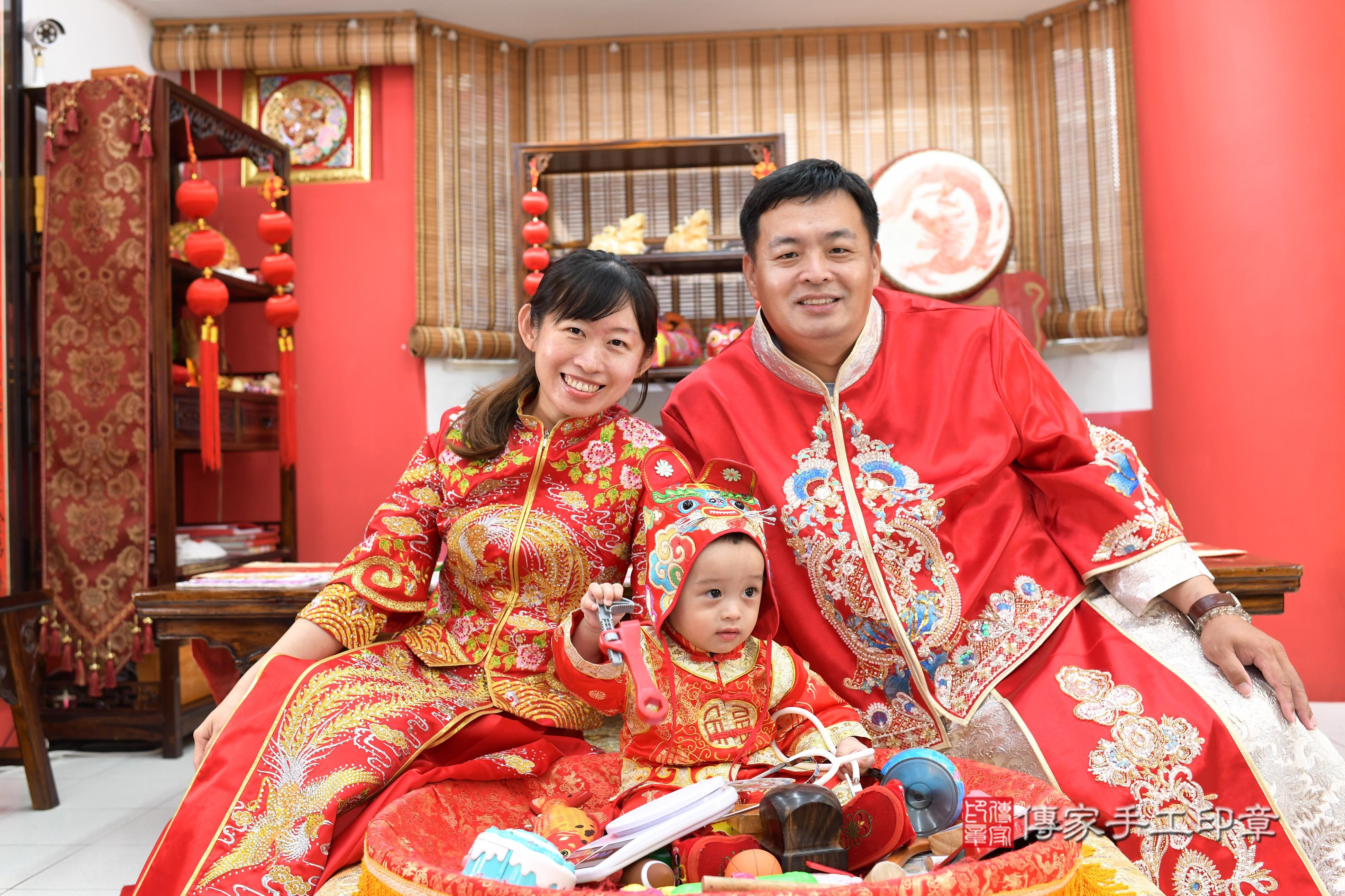 傳家手工印章高雄店、抓周、度脺、中國風會場、傳家嬰兒古禮、吉祥話、抓周道具物品24種、拍照。抓周證書。寶寶抓周、滿周歲、生日快樂、祝福 傳家手工印章高雄店、抓周、度脺、中國風會場、傳家嬰兒古禮、吉祥話、抓周道具物品24種、拍照。抓周證書。寶寶抓周、滿周歲、生日快樂、祝福