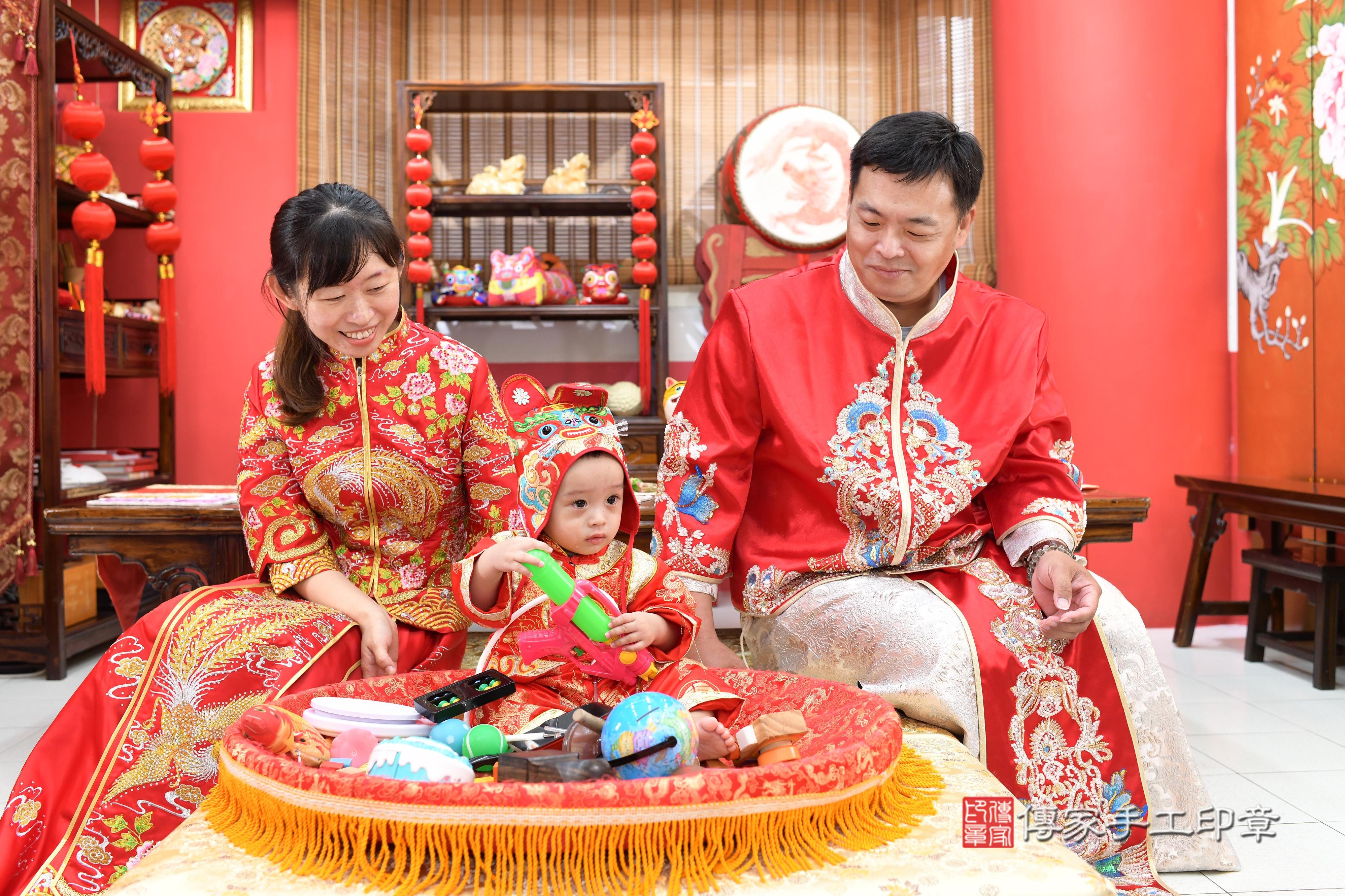 傳家手工印章高雄店、抓周、度脺、中國風會場、傳家嬰兒古禮、吉祥話、抓周道具物品24種、拍照。抓周證書。寶寶抓周、滿周歲、生日快樂、祝福 傳家手工印章高雄店、抓周、度脺、中國風會場、傳家嬰兒古禮、吉祥話、抓周道具物品24種、拍照。抓周證書。寶寶抓周、滿周歲、生日快樂、祝福