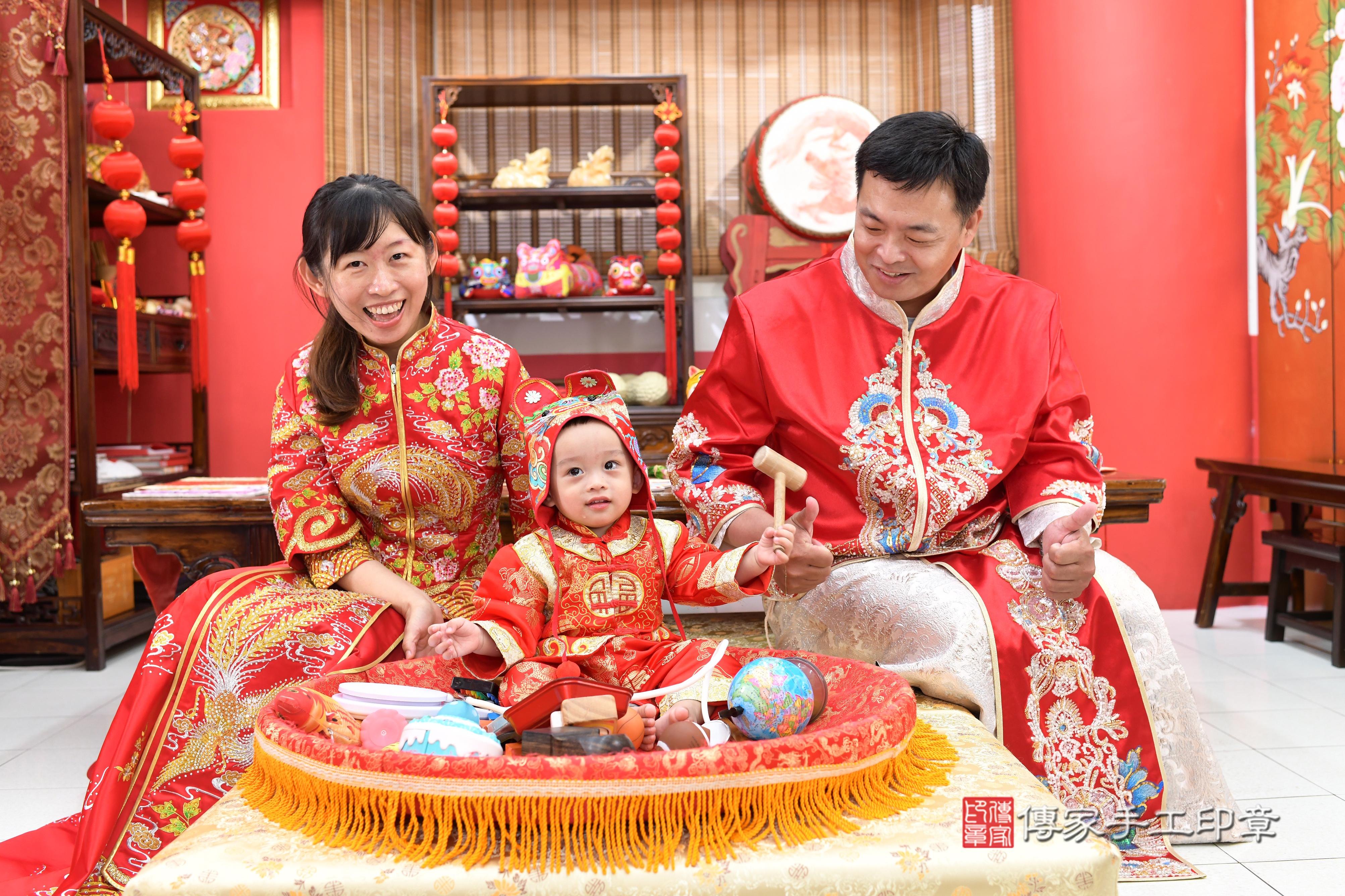 傳家手工印章高雄店、抓周、度脺、中國風會場、傳家嬰兒古禮、吉祥話、抓周道具物品24種、拍照。抓周證書。寶寶抓周、滿周歲、生日快樂、祝福 傳家手工印章高雄店、抓周、度脺、中國風會場、傳家嬰兒古禮、吉祥話、抓周道具物品24種、拍照。抓周證書。寶寶抓周、滿周歲、生日快樂、祝福